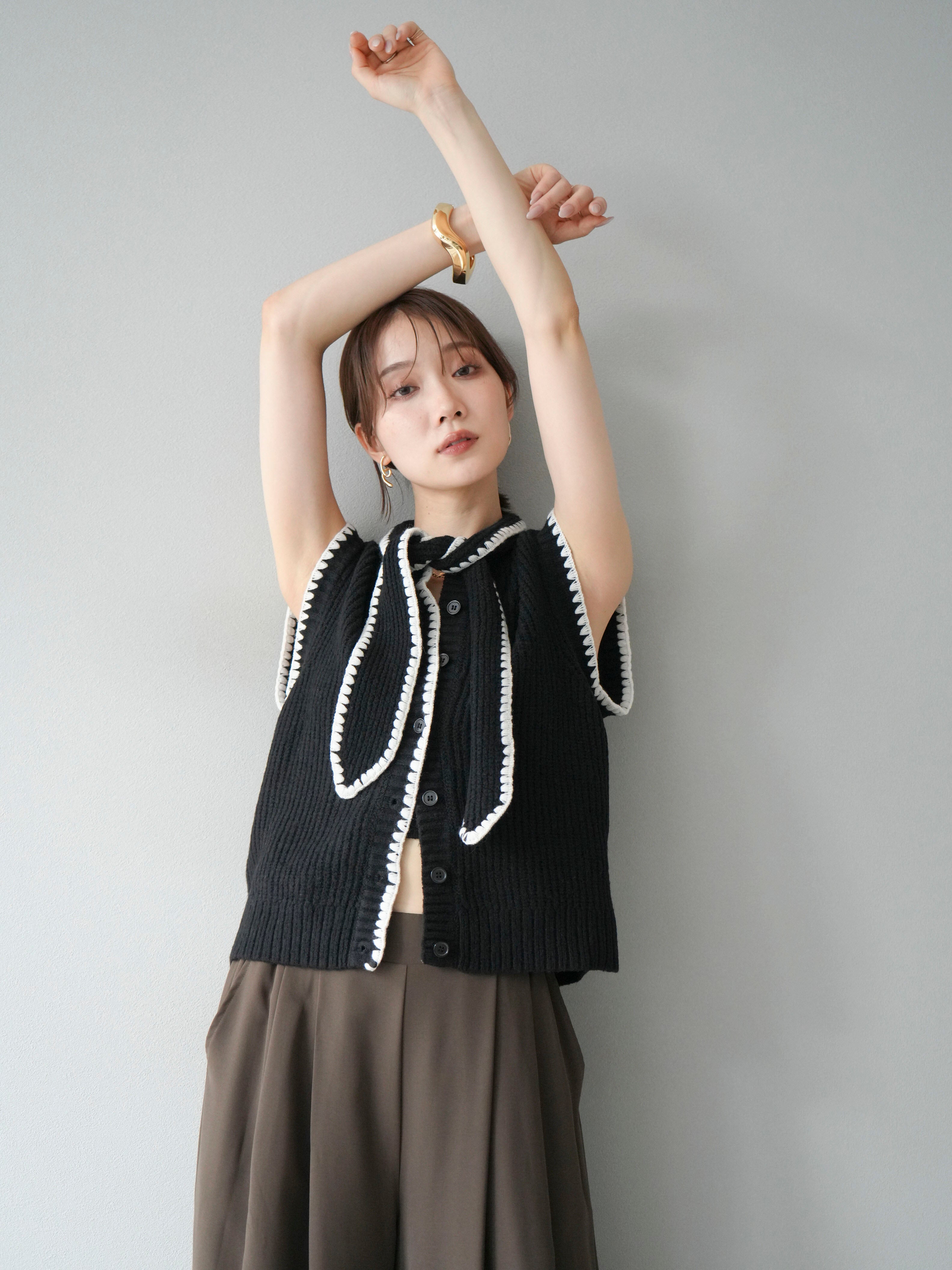 予約]ステッチデザインボウタイニットベスト/ブラック – Lumier