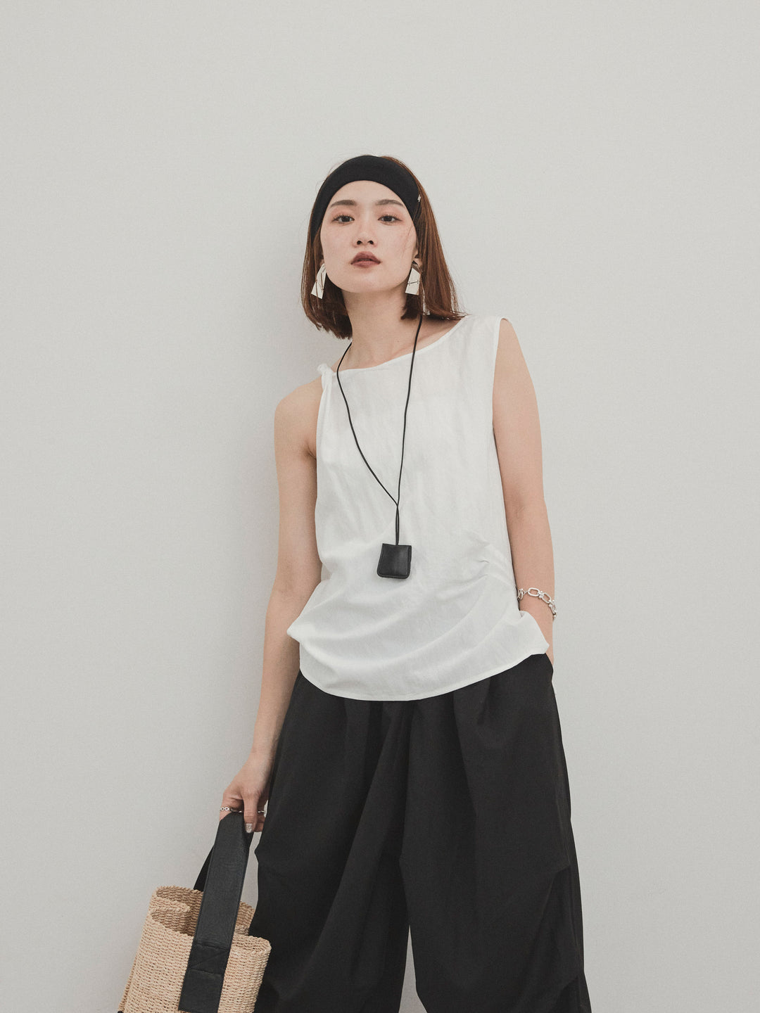 [SET]レザーネックレス付ツイストノースリブラウス+デザインループサイドタックパンツ(2set)