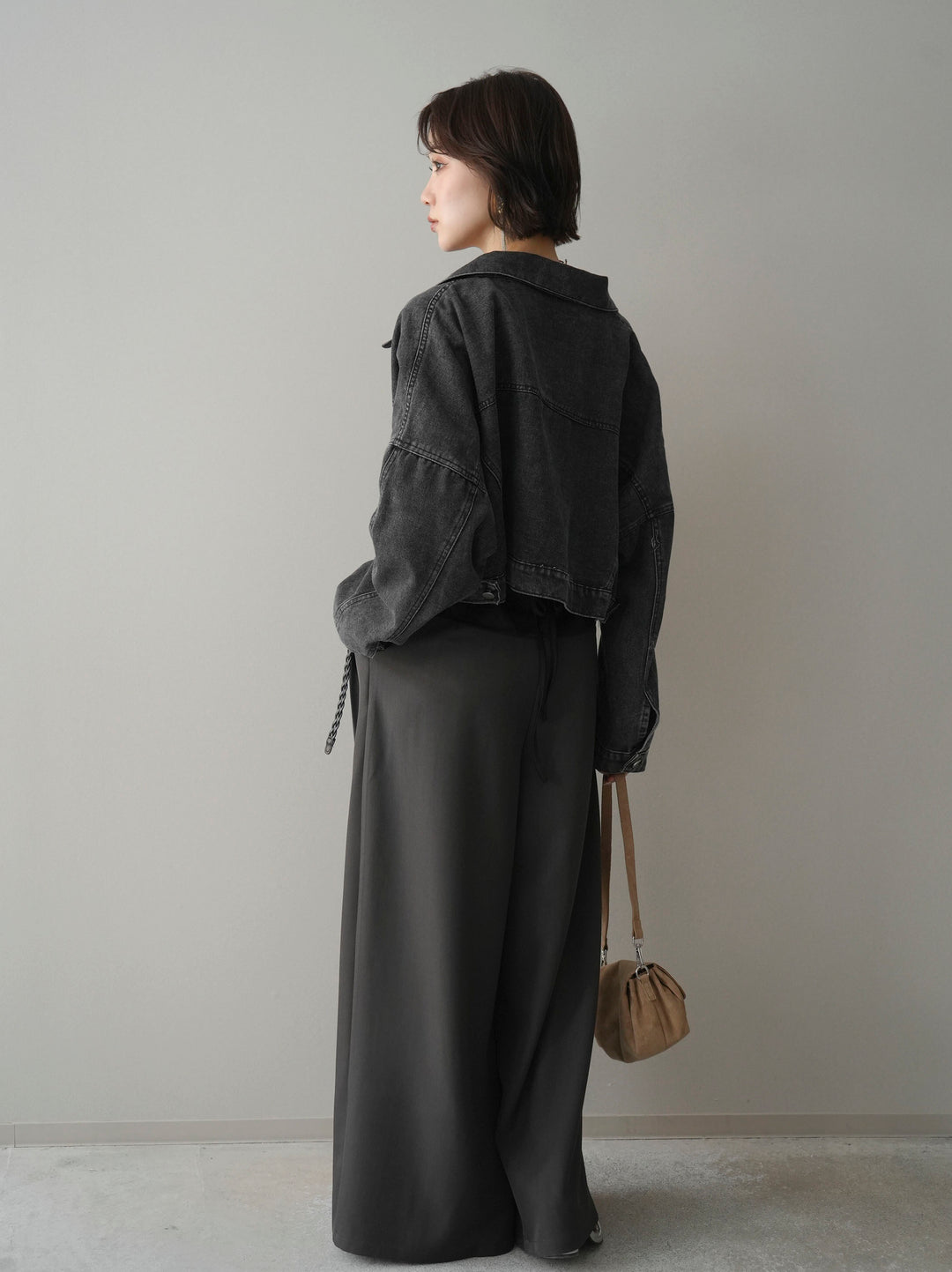 [SET]デニムショートシャツジャケット+ノースリサテンレースキャミソール+編み込みベルト付タックワイドパンツ(3set)