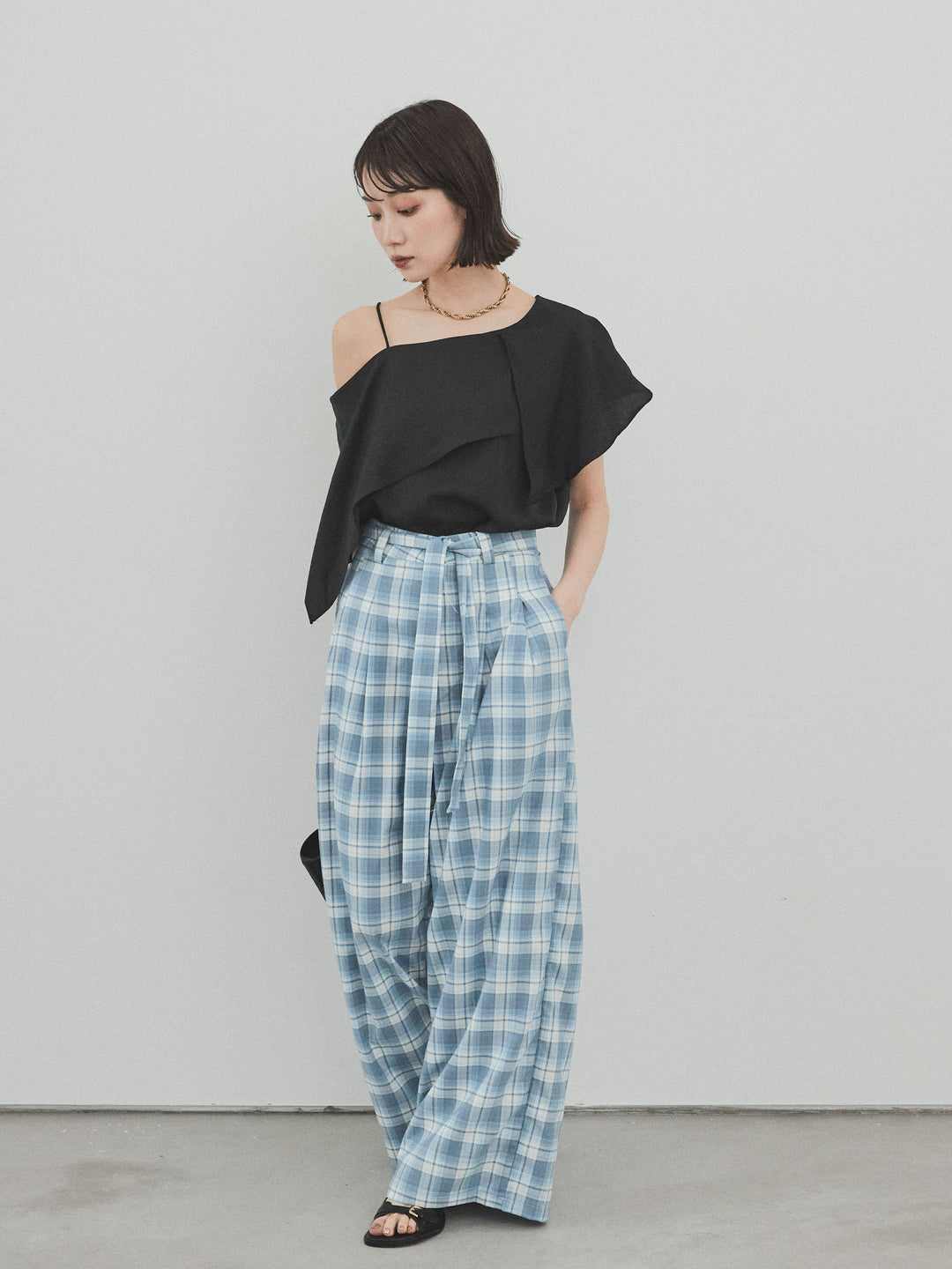 [SET]ワンショルラッフルブラウス+チェック柄ワイドパンツ(2set)