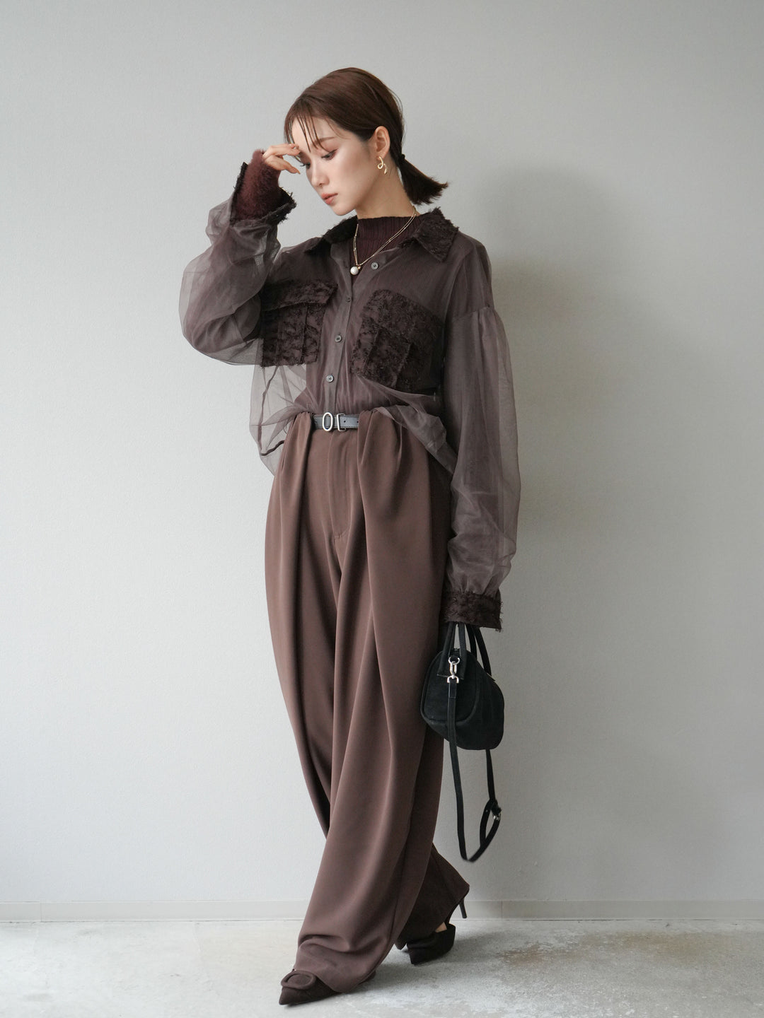 [SET]フリンジジャガード×チュールレイヤードシャツ+アームシャギーランダムリブニットトップス+ベルト付タックワイドパンツ(3set)