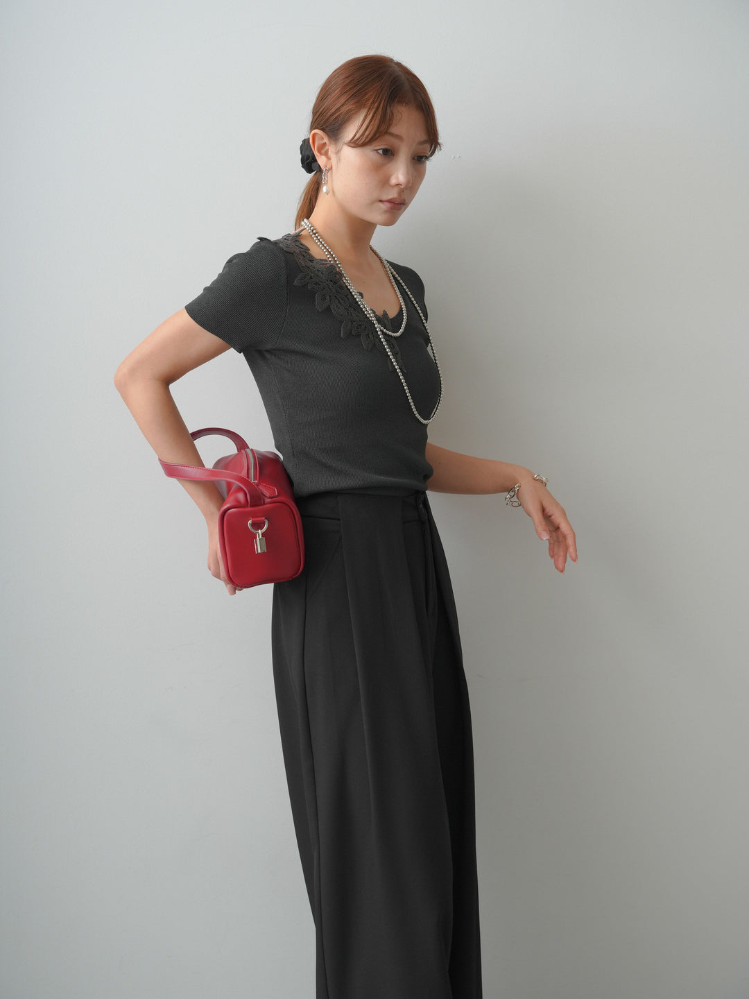 [予約]アシメフラワーレースVネック半袖ニットトップス/charcoal