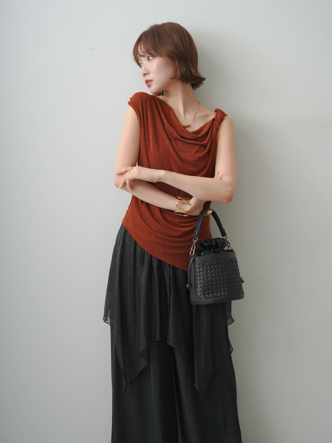 [予約]ツイストショルダーアシメドレープトップス/brown