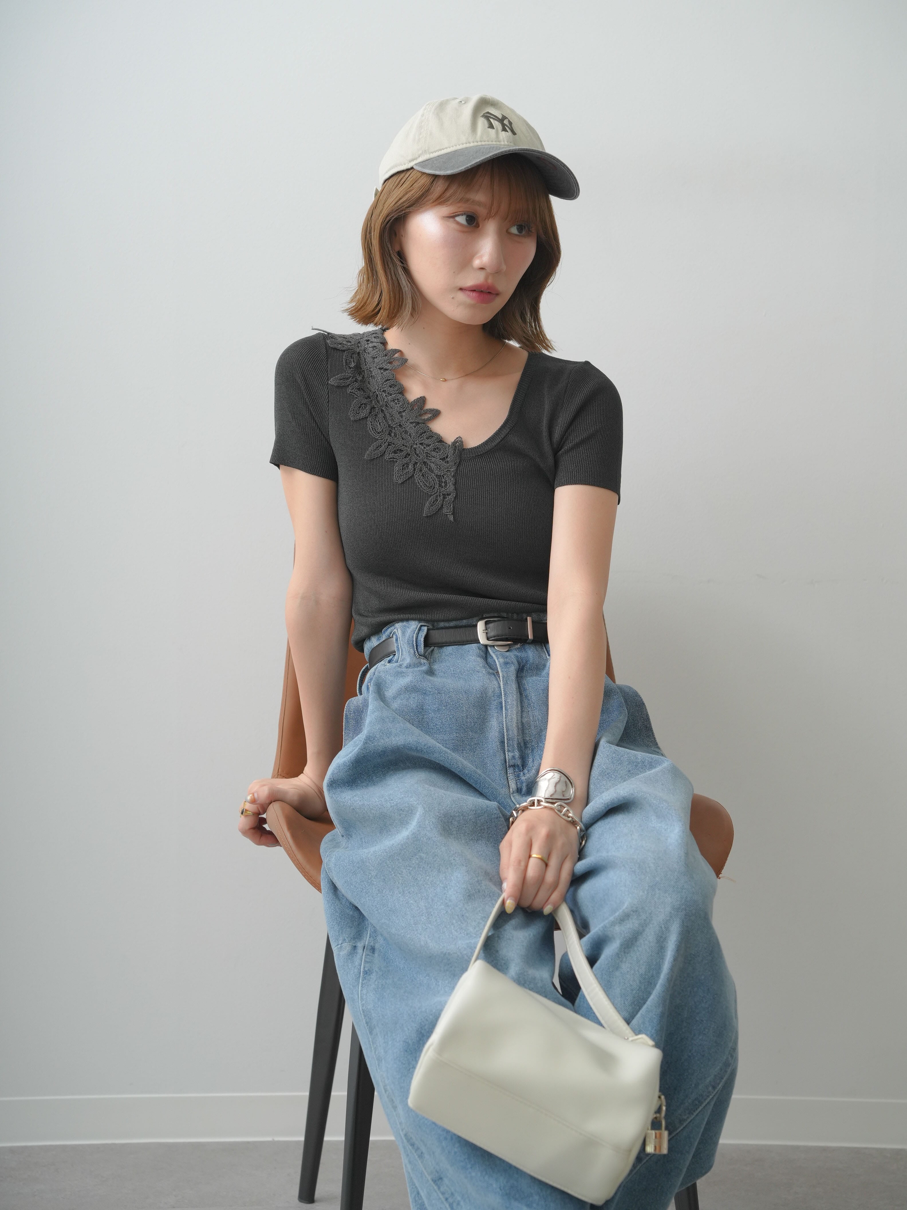 予約]アシメフラワーレースVネック半袖ニットトップス/charcoal – Lumier