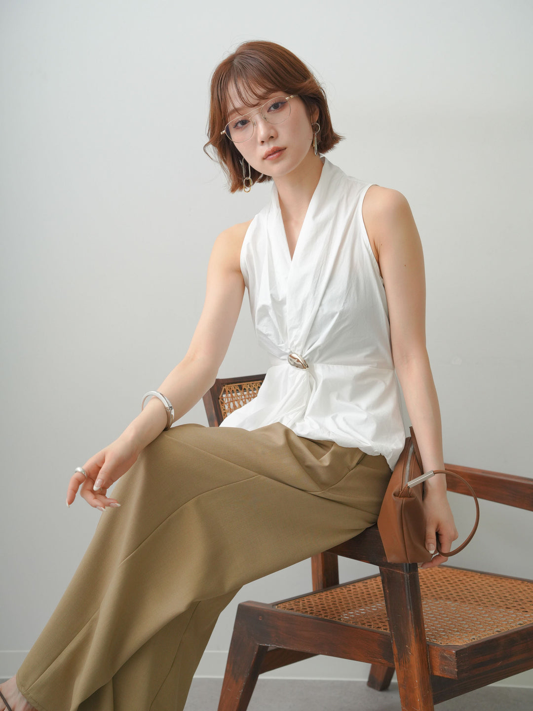 [予約]シルバーブローチ付ぺプラムツイストトップス/white