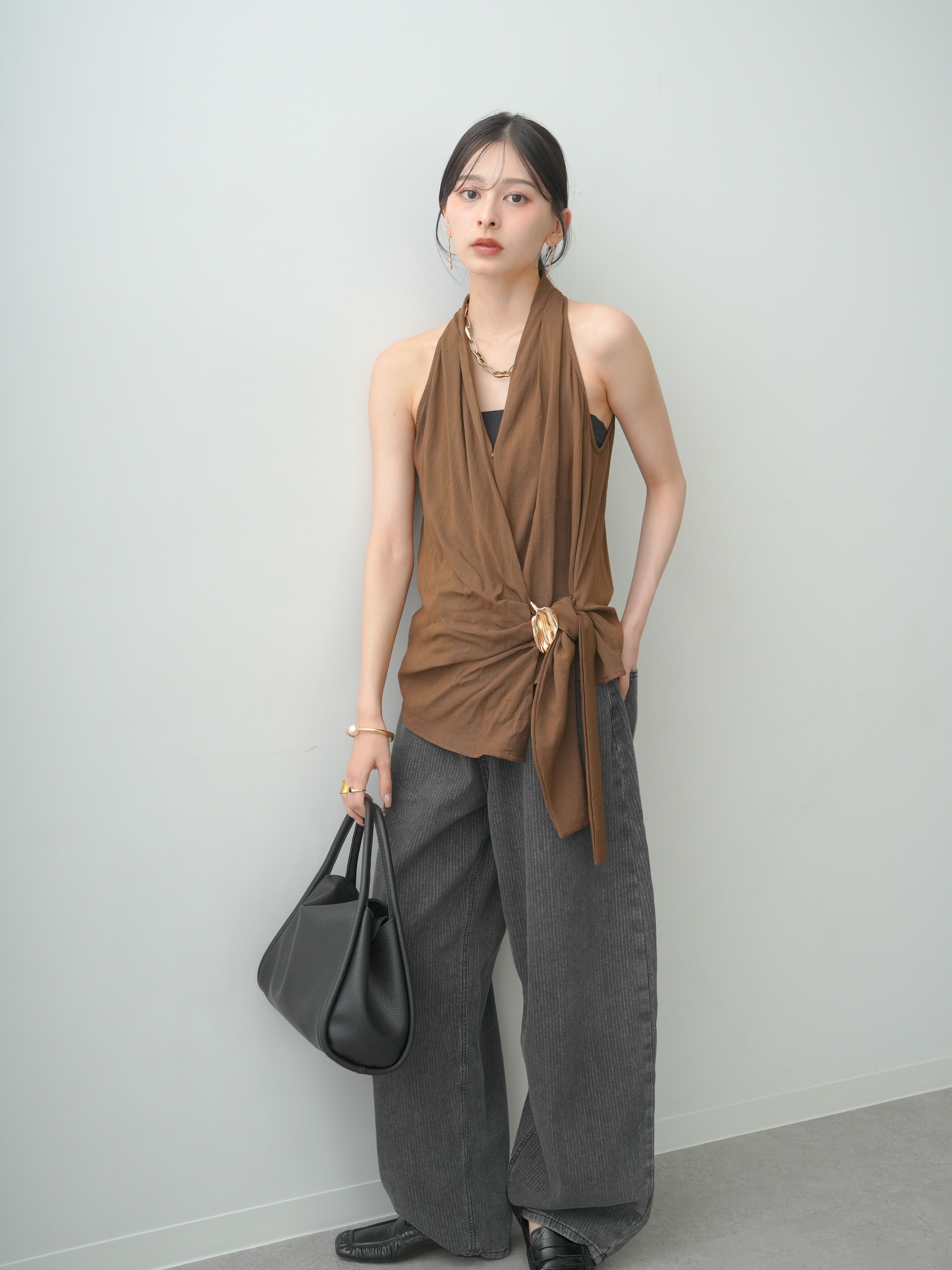 予約]ゴールドモチーフカシュクールノースリトップス/brown – Lumier