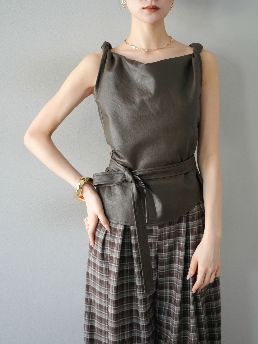 [予約]レザースリーブレスプルオーバー/ブラウン