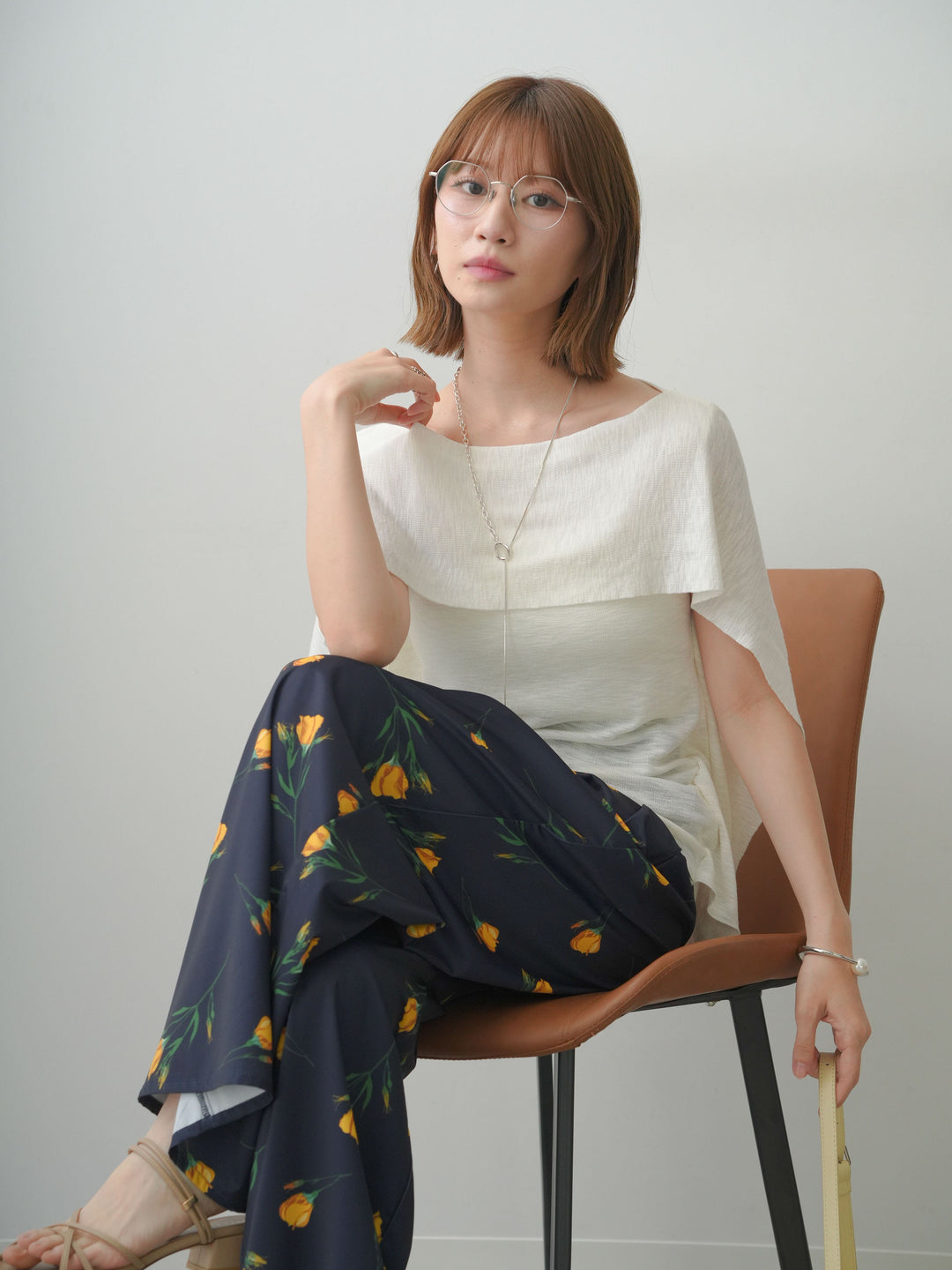 [SET]ショルダーレイヤードシアーニットトップス+フラワープリントドレープタックパンツ(2set)