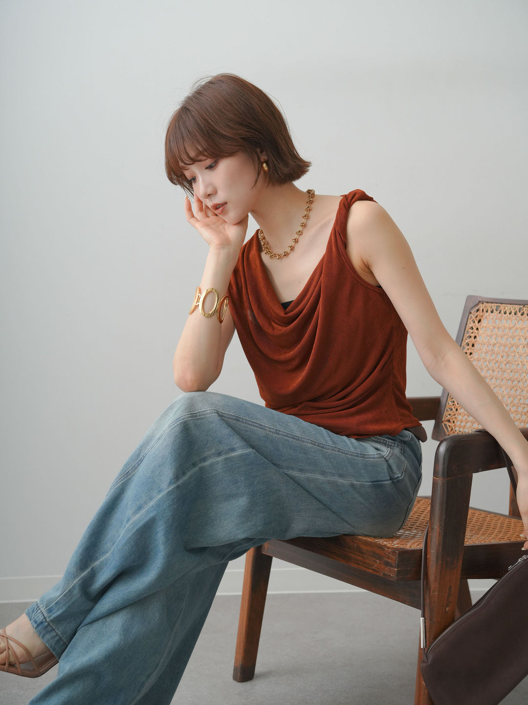 [予約]ツイストショルダーアシメドレープトップス/brown