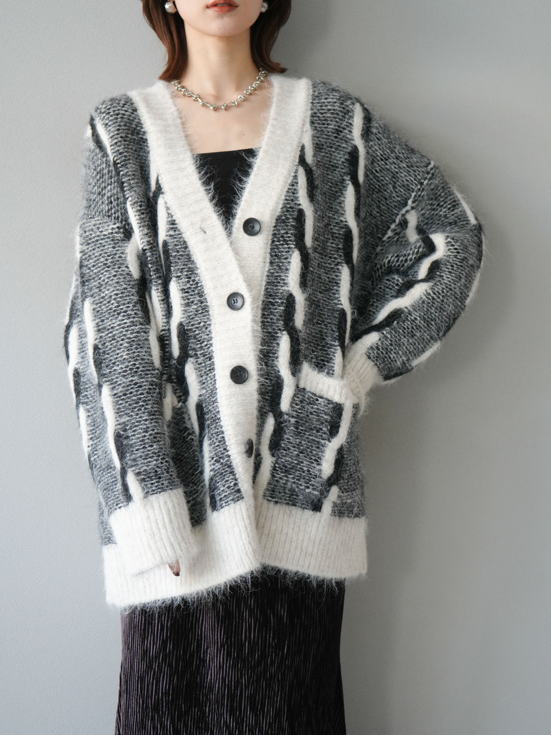 [予約]バイカラー編み込みデザインニットカーディガン/ホワイト