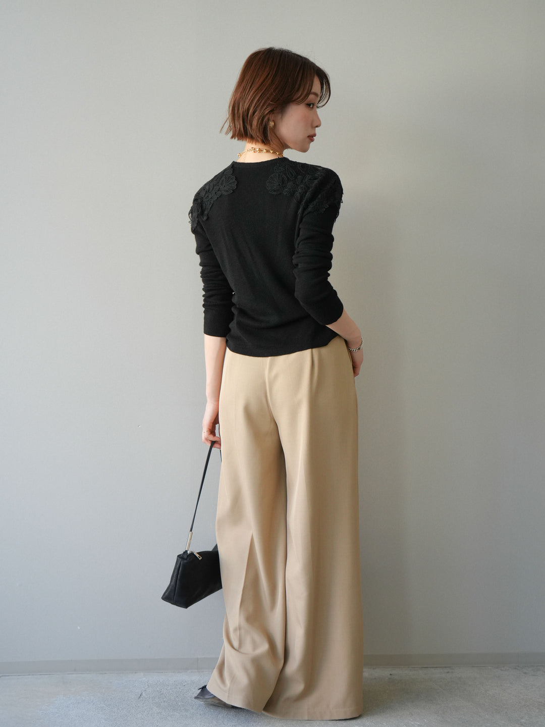 【套裝】肩部蕾絲針織開襟衫+銀色搭扣垂褶闊腿褲（兩件套）