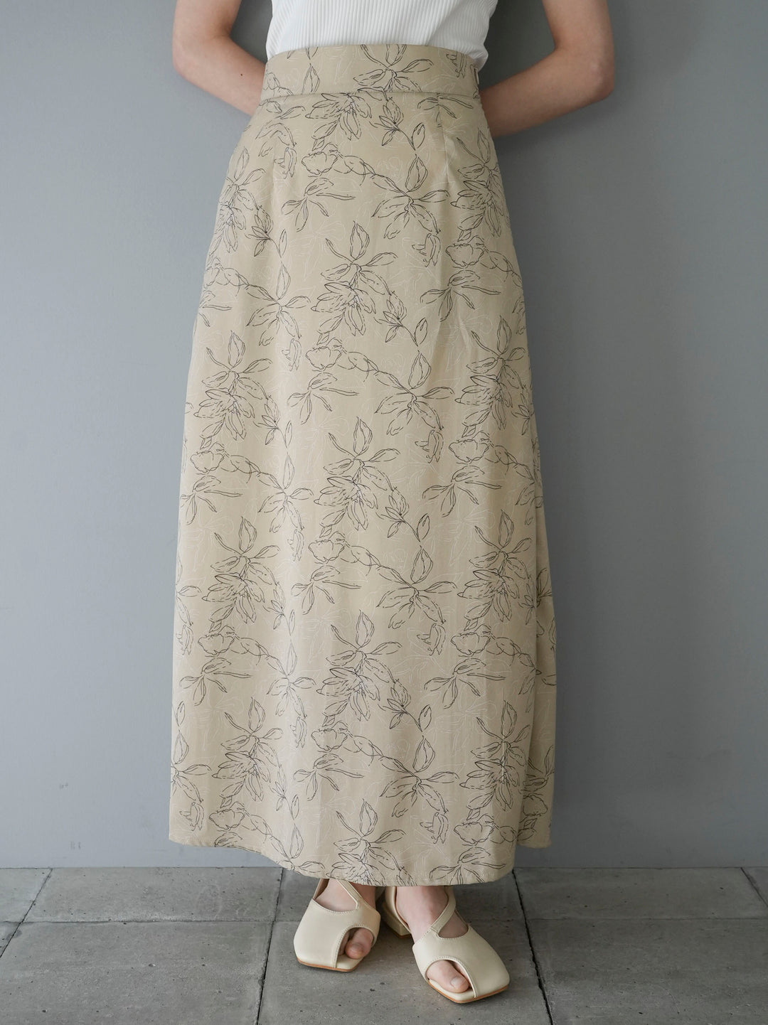 [Pre-order] Pen-touch flower print I-line skirt/beige