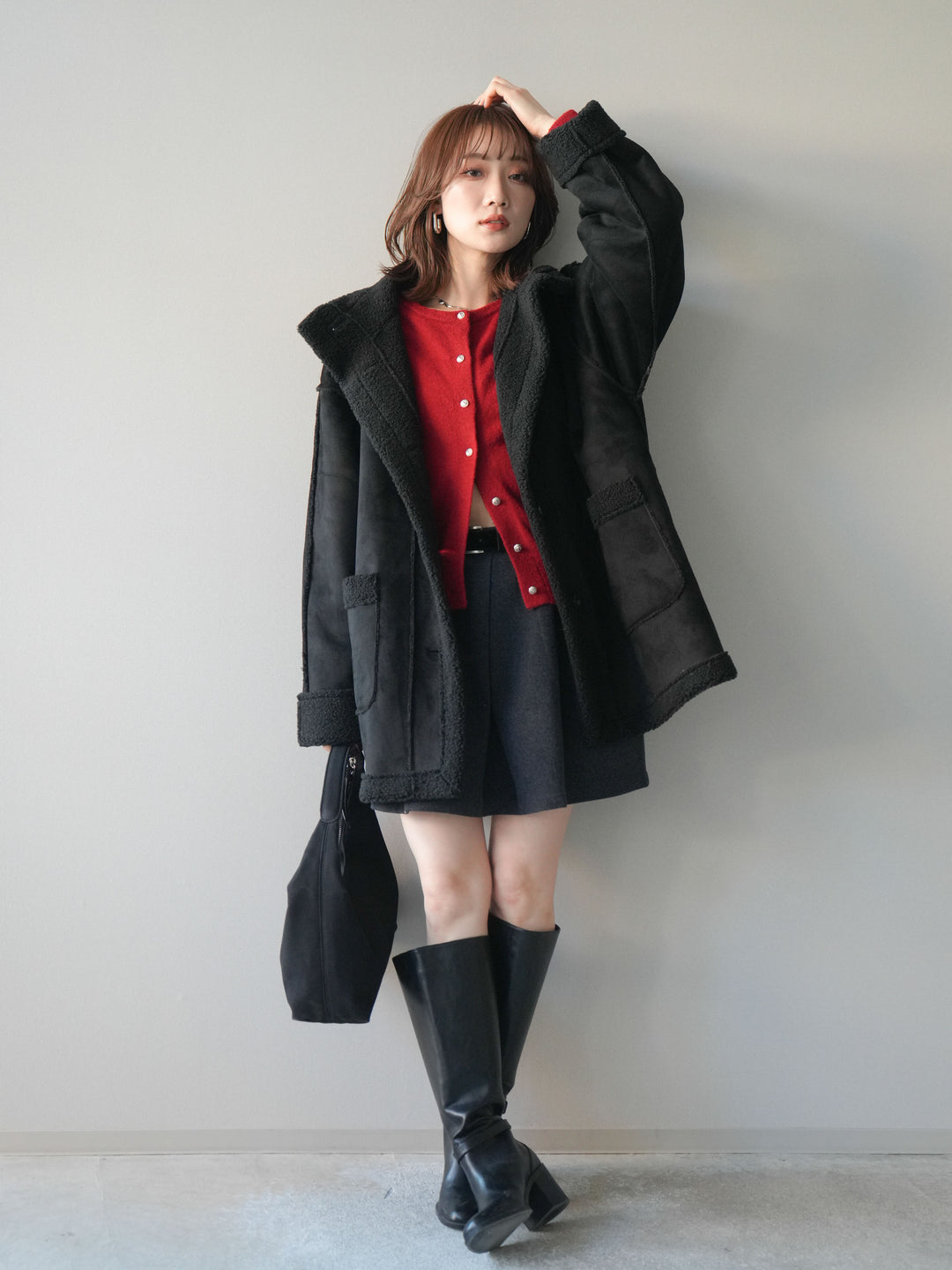 [SET]スタンドネックフェイクムートンミディアムコート+アンティークボタンニットカーディガン+ベルト付きタックミニスカート(3set)