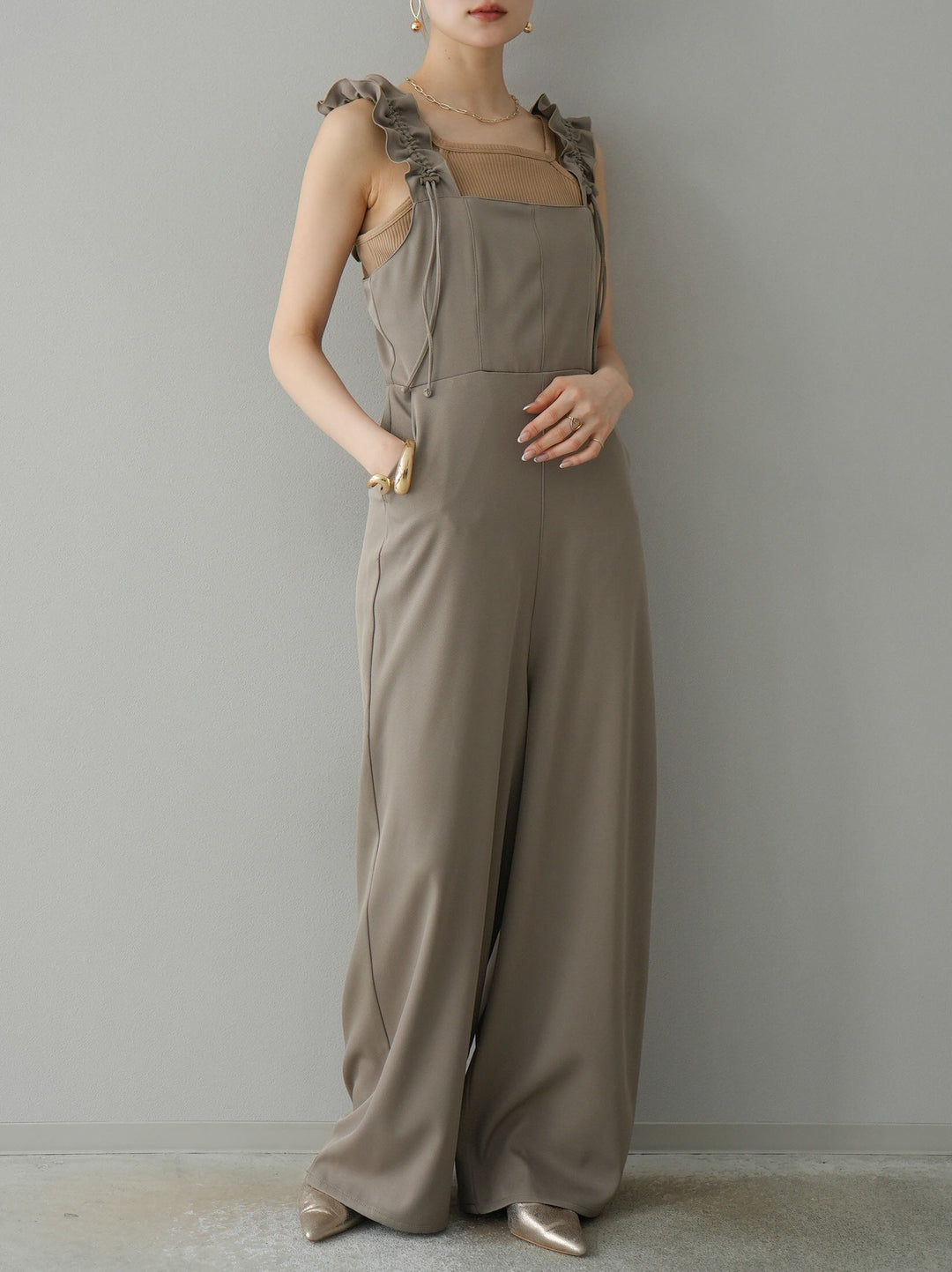 [預訂] 繫帶荷葉邊連身衣/灰褐色