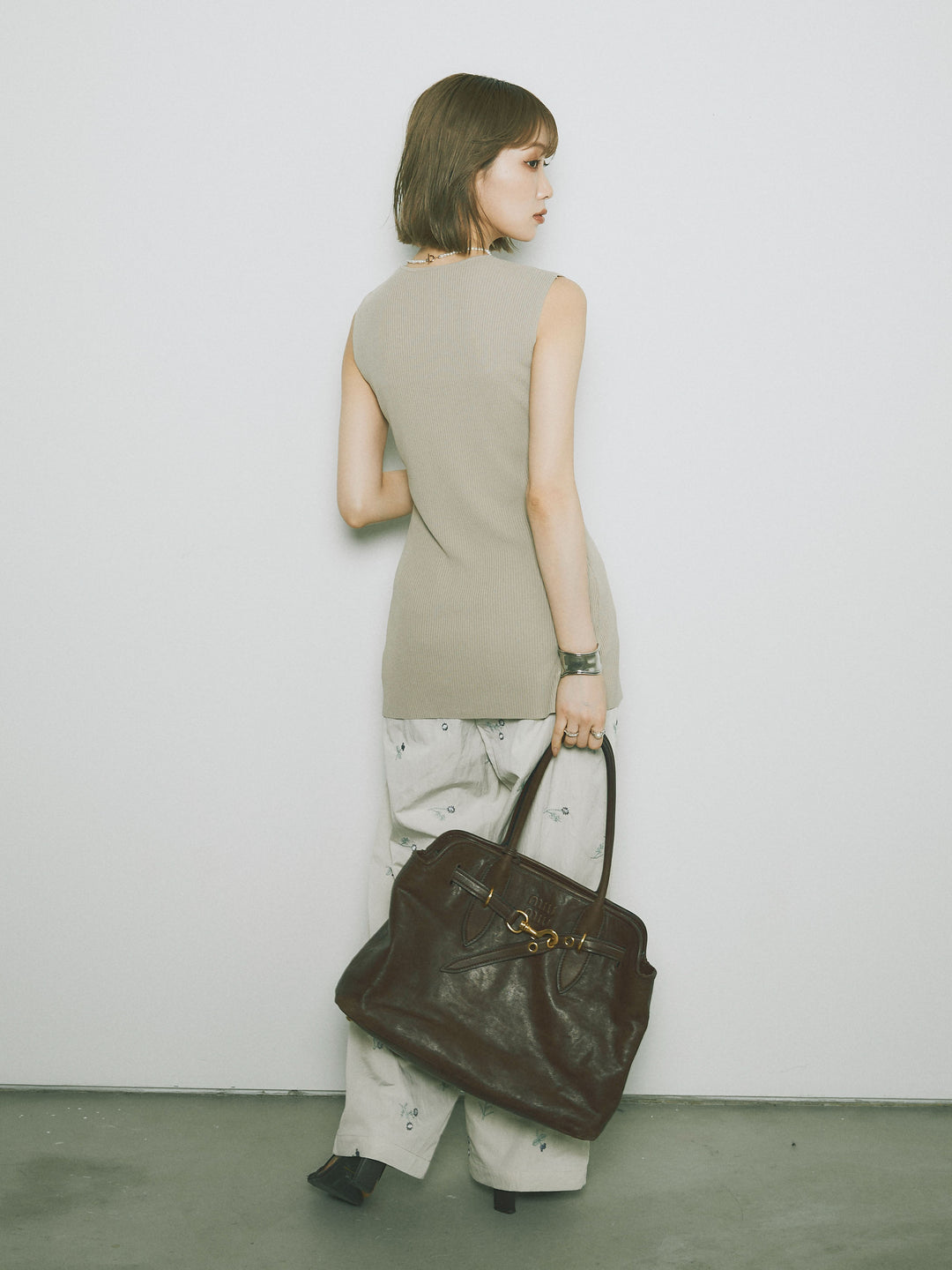 [予約]フロントスリットリブシェイプニットトップス/ベージュ