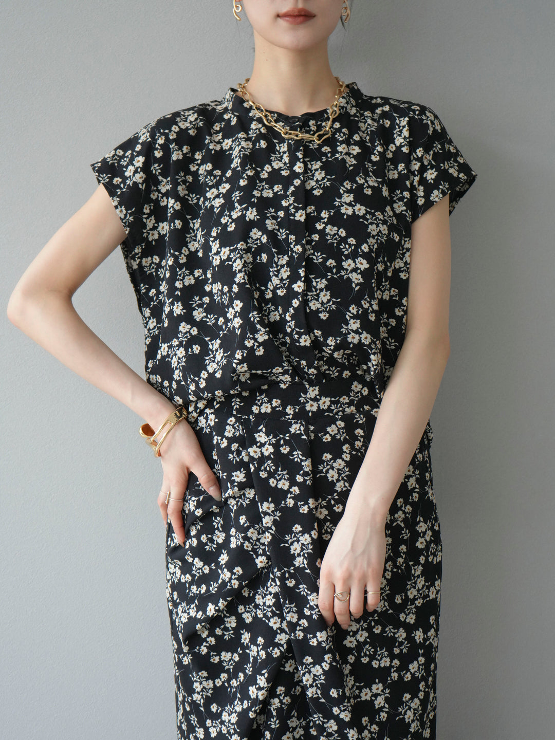 【預購】花朵印花法式袖襯衫/黑色