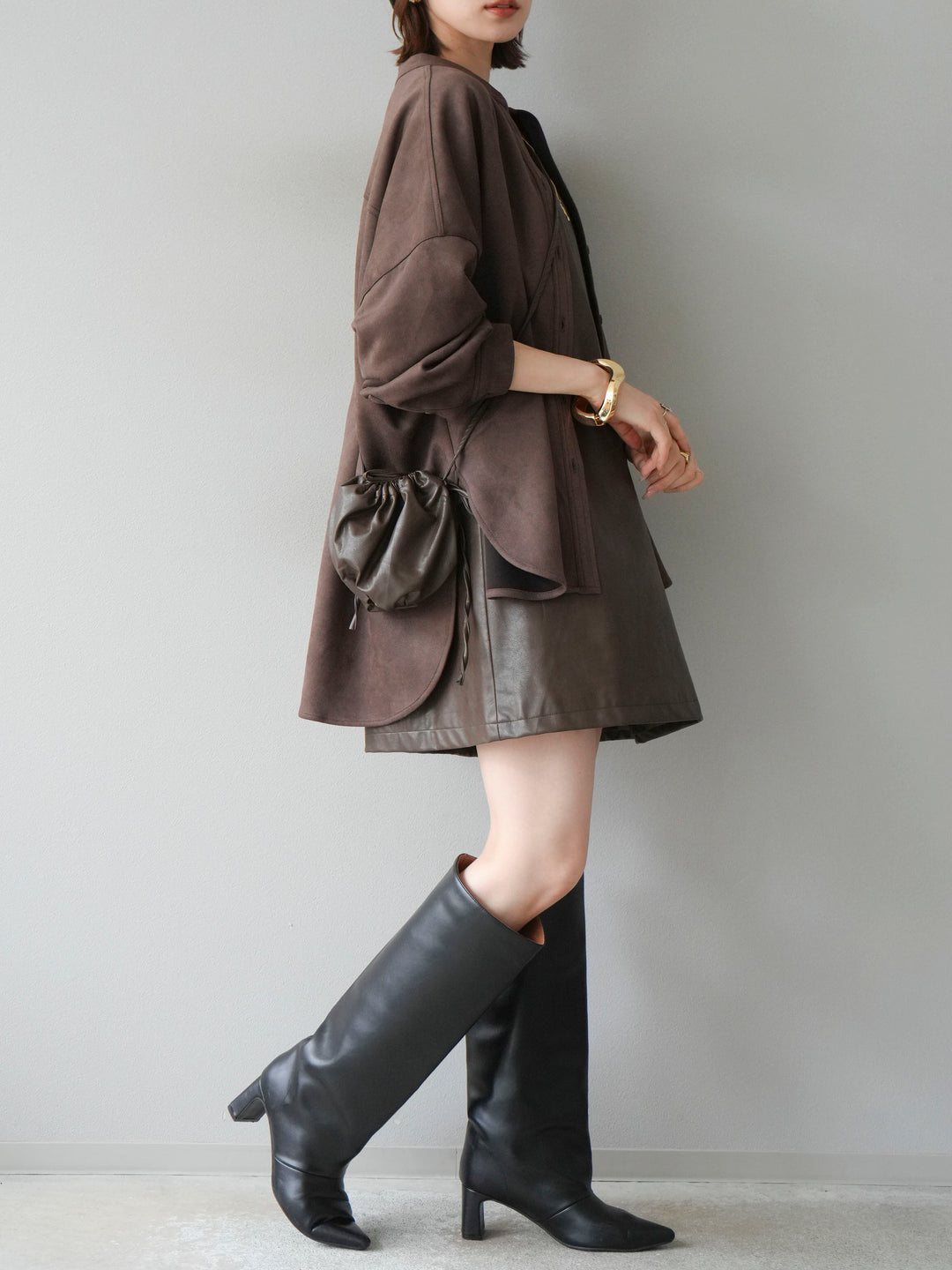 [SET] 麂皮立領外套襯衫 + 附單肩包皮革迷你連身裙（2 套）