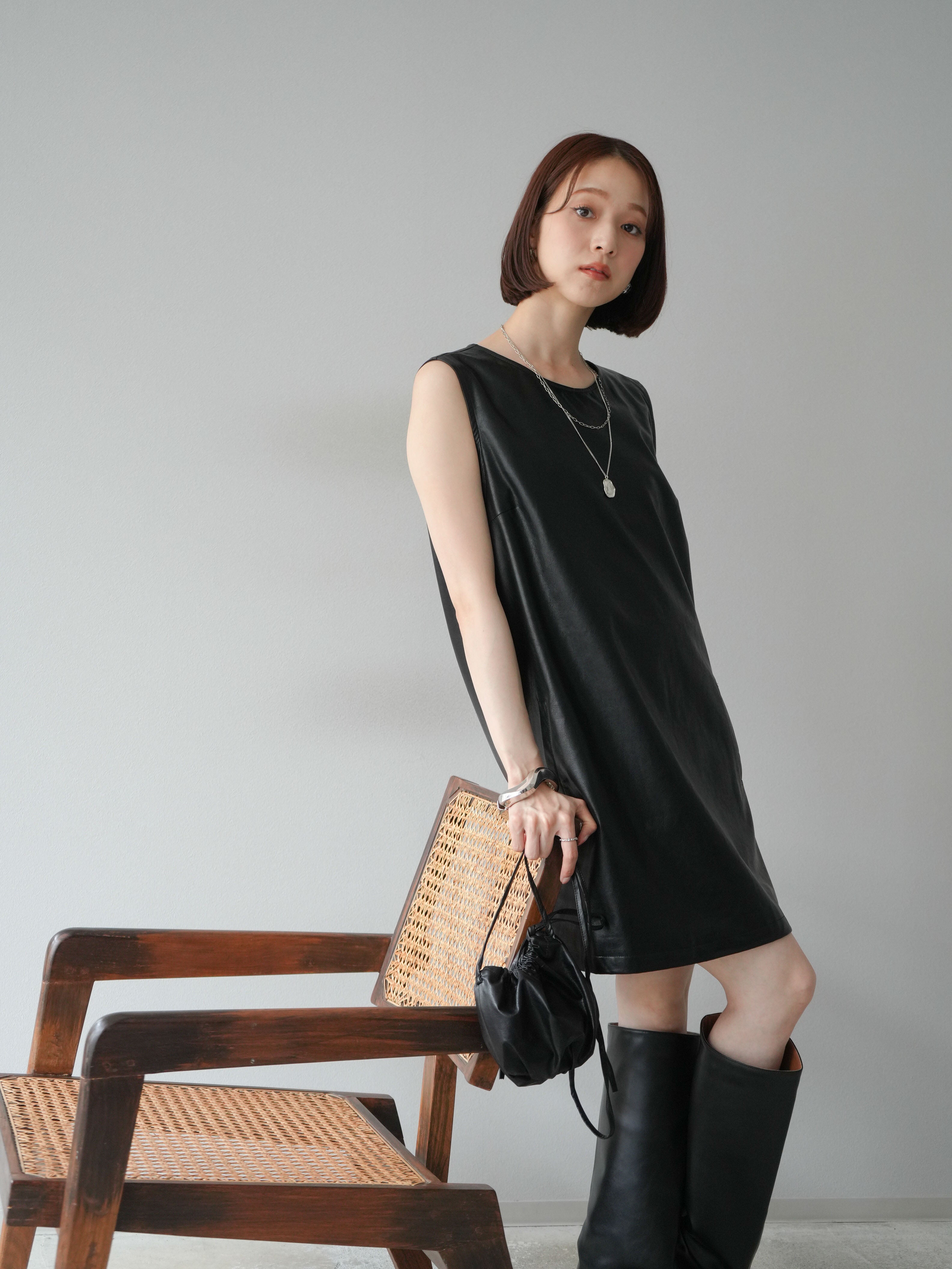 予約]ショルダーポーチ付レザーミニワンピース/ブラック – Lumier