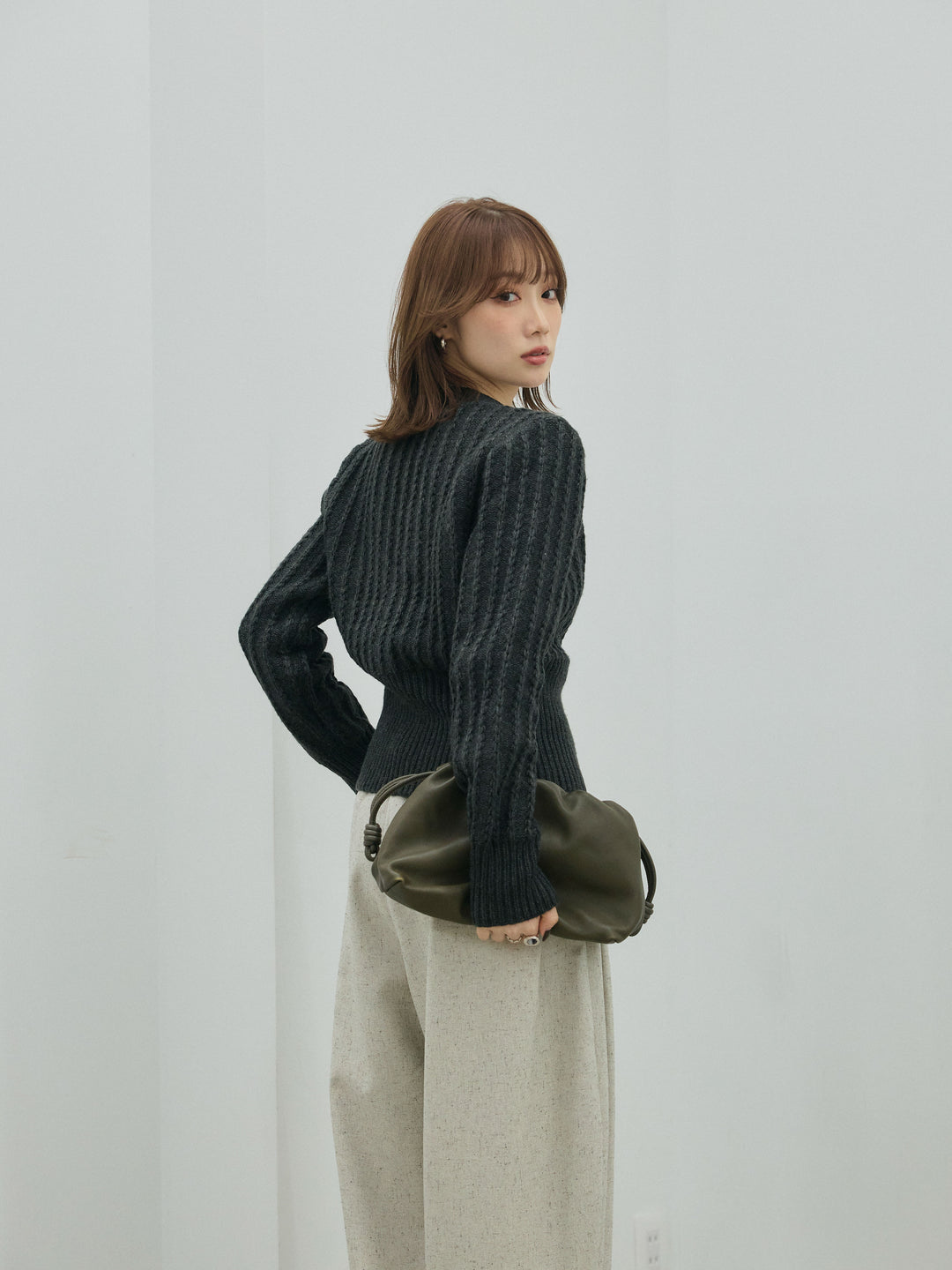 【Allure】[SET]編みこみVネックニットカーディガン+モックスカルゼサイドタックコクーンパンツ(2set)