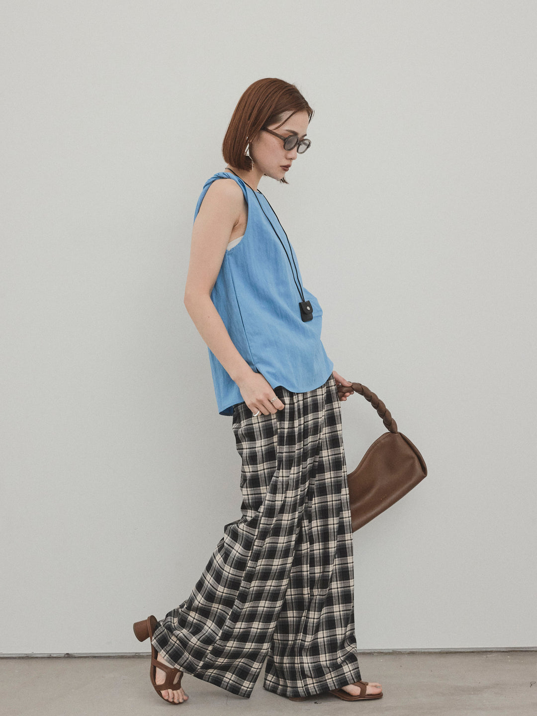 [SET] 扭紋無袖上衣配皮項鍊 + 格紋寬褲 (2 件套)