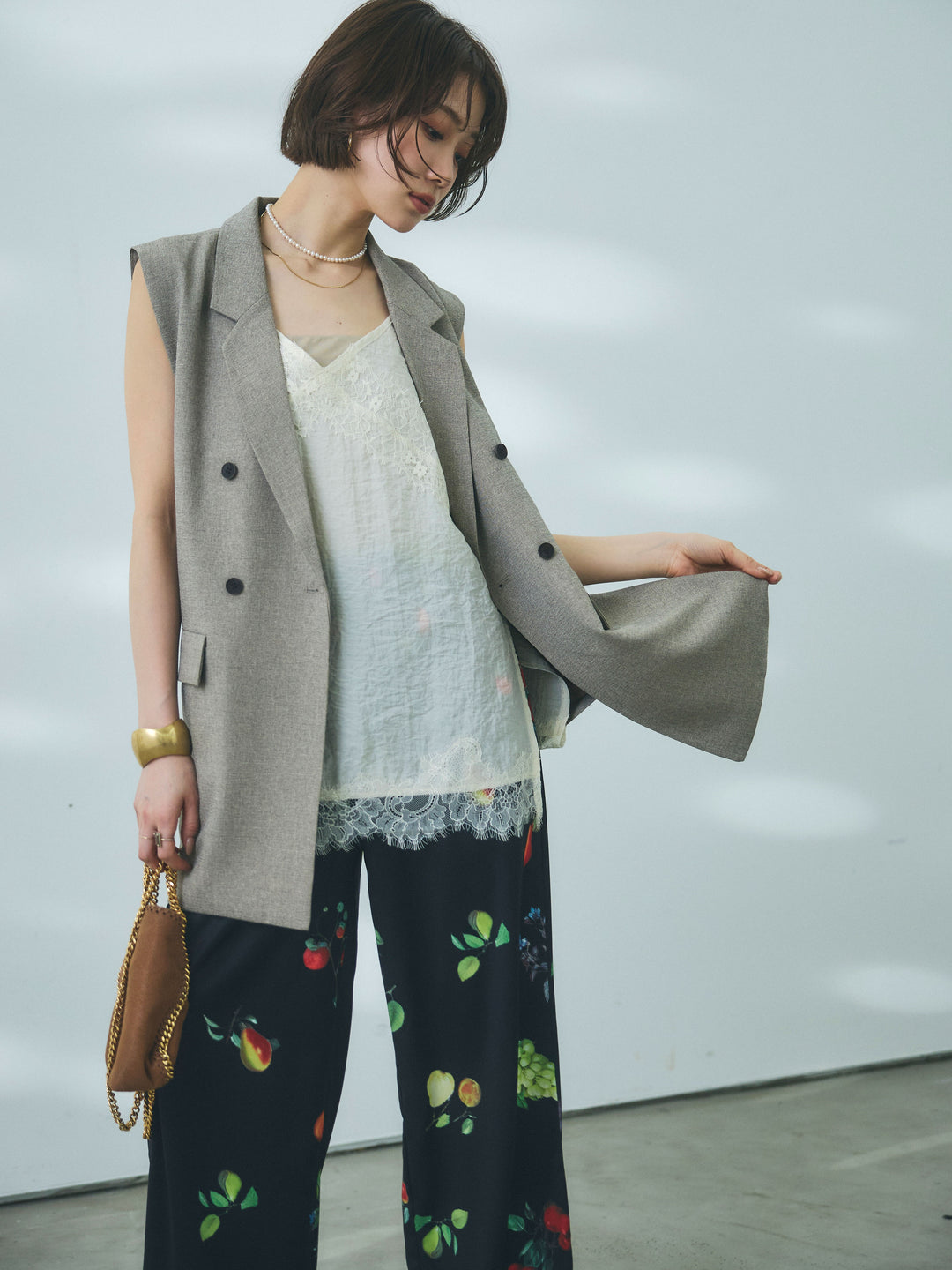 【魅力】[套裝] 混色中長款修身馬甲 + 植物印花休閒褲（兩件套）