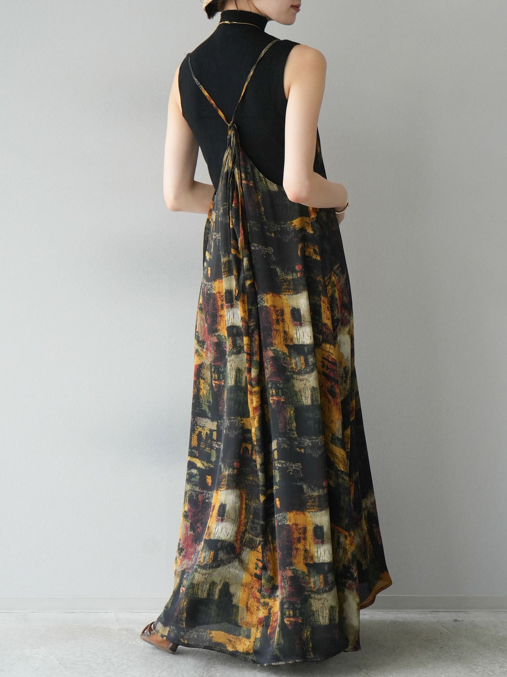 POPPY ゴブラン織　キャミワンピース SET]ニュアンス柄バッククロスキャミワンピース+プチネックセンター