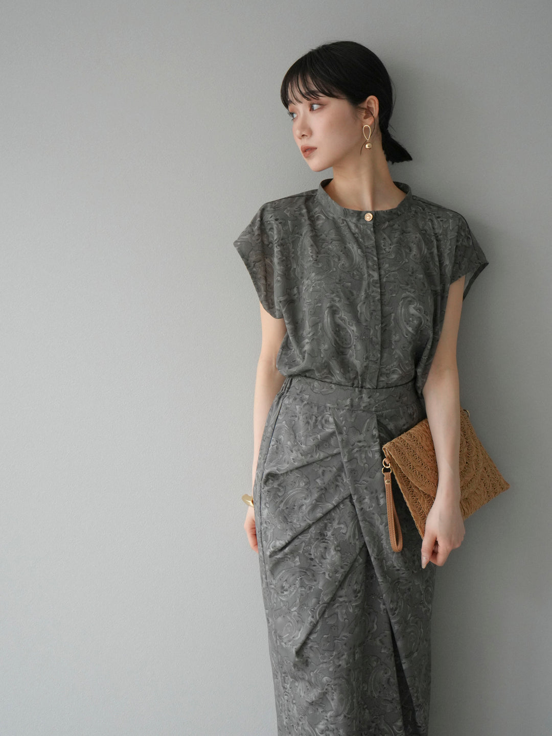 [予約]ペイズリープリントゴールドボタンブラウス/グレー