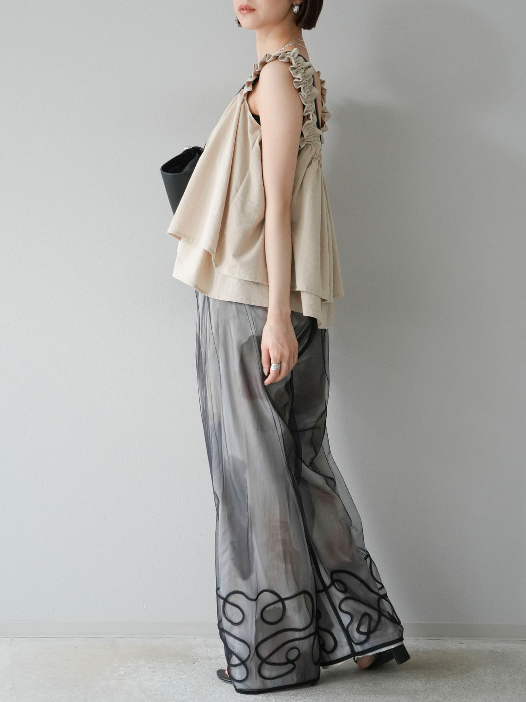 [SET] 縮肩喇叭背心 + 水彩藝術休閒褲 + 繩繡薄紗疊穿褲 (3 件套)