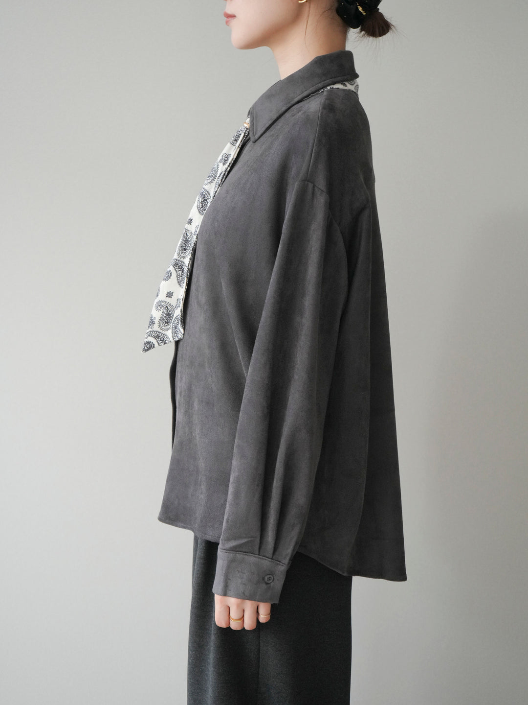 [予約]スカーフ付きスエードシャツ/charcoal