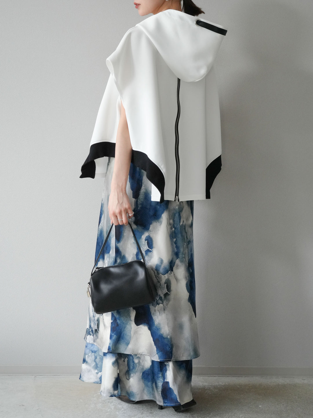 [SET]アシンメトリードルマンバックZIPフーディー+ニュアンスサテンフリルスカート(2set)