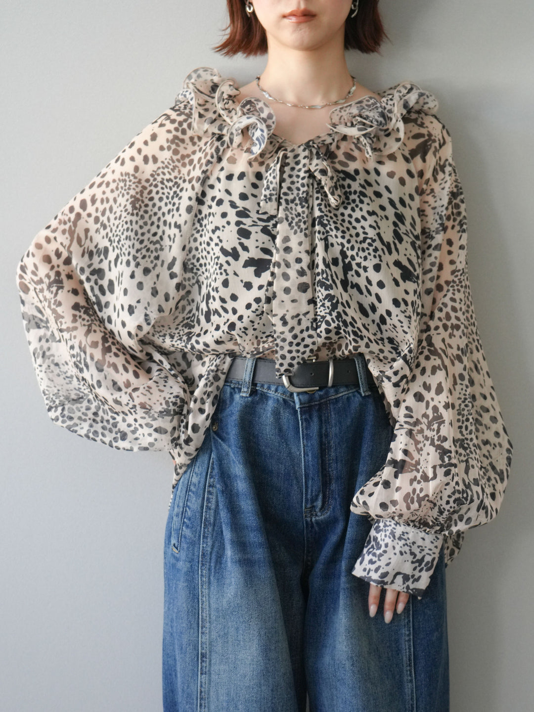 [予約]ラッフルネックシアーブラウス/leopard