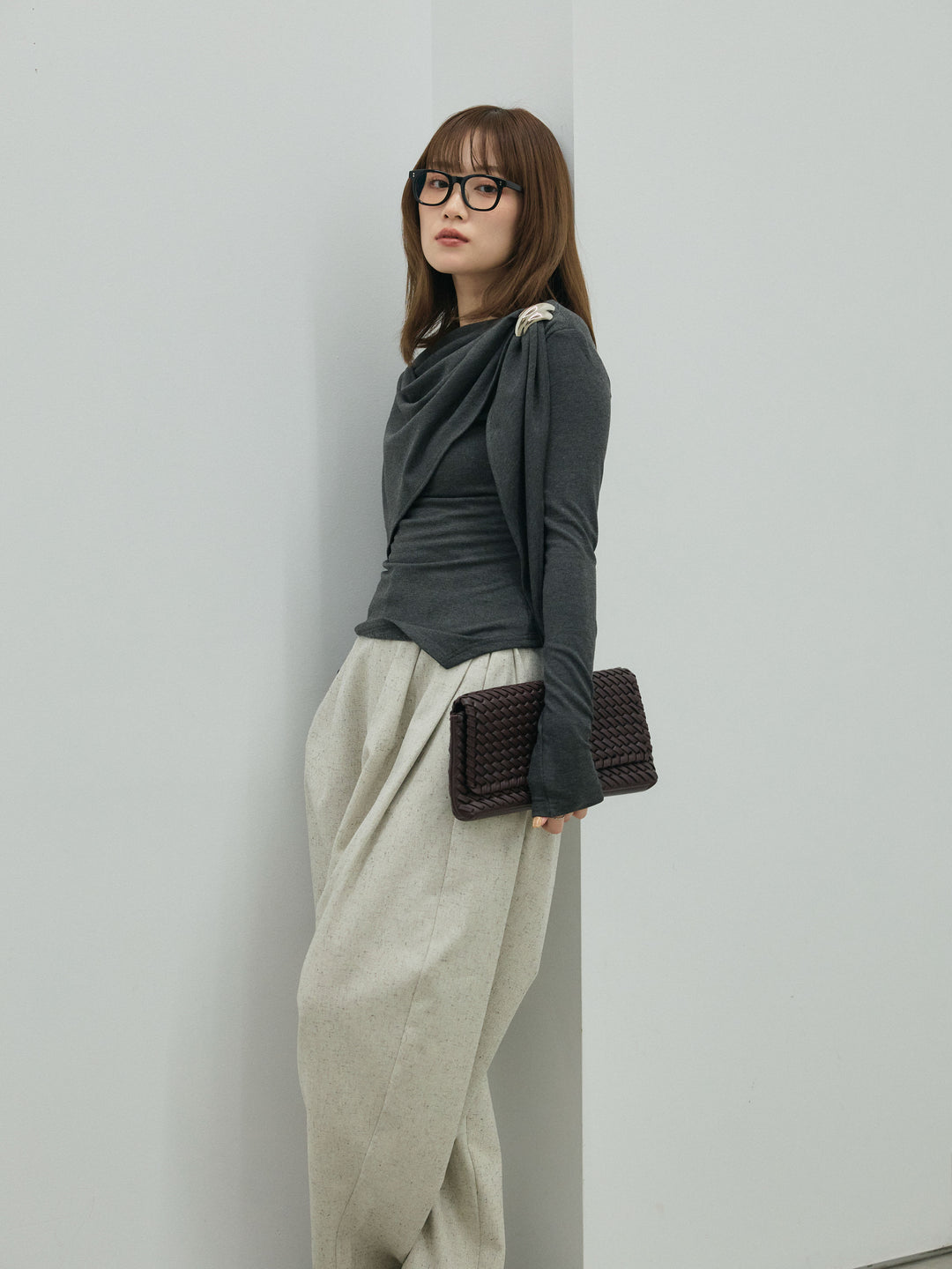 【Allure】[SET]ブローチ付ドレープ裏起毛トップス+モックスカルゼサイドタックコクーンパンツ(2set)