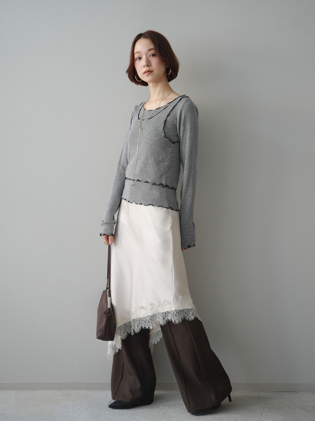 [SET]バイカラーメローアンサンブルシアーニットトップス+センターシームフレアパンツ+サテンライクアシメレーススカート(3set)