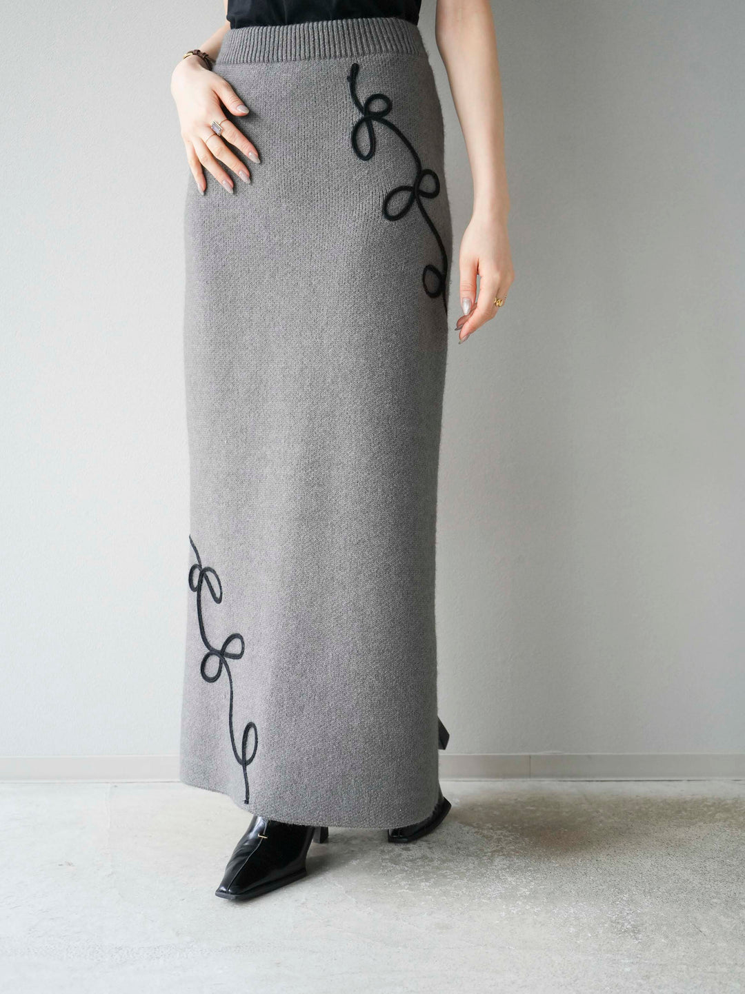 [予約]コード刺繍Iラインニットスカート/チャコール