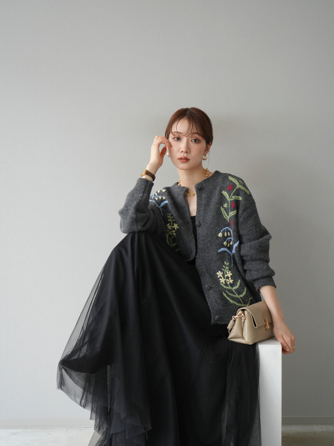 【預購】花朵刺繡針織開襟衫/炭灰色