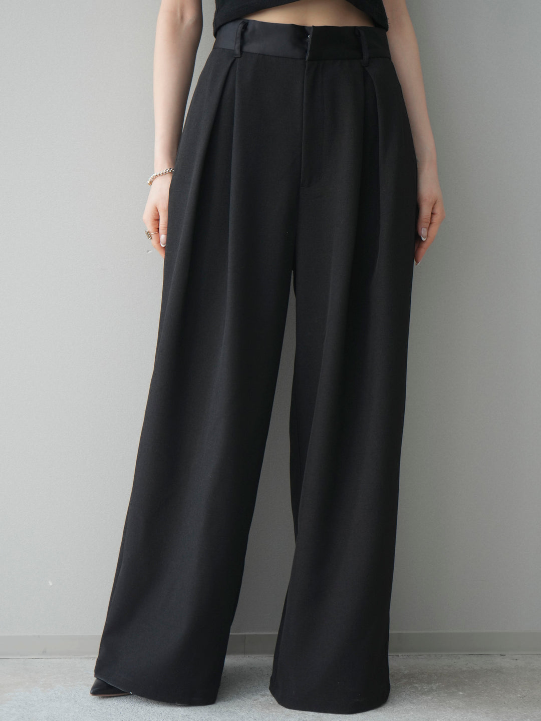 [予約]サテンベルトタックワイドパンツ/black