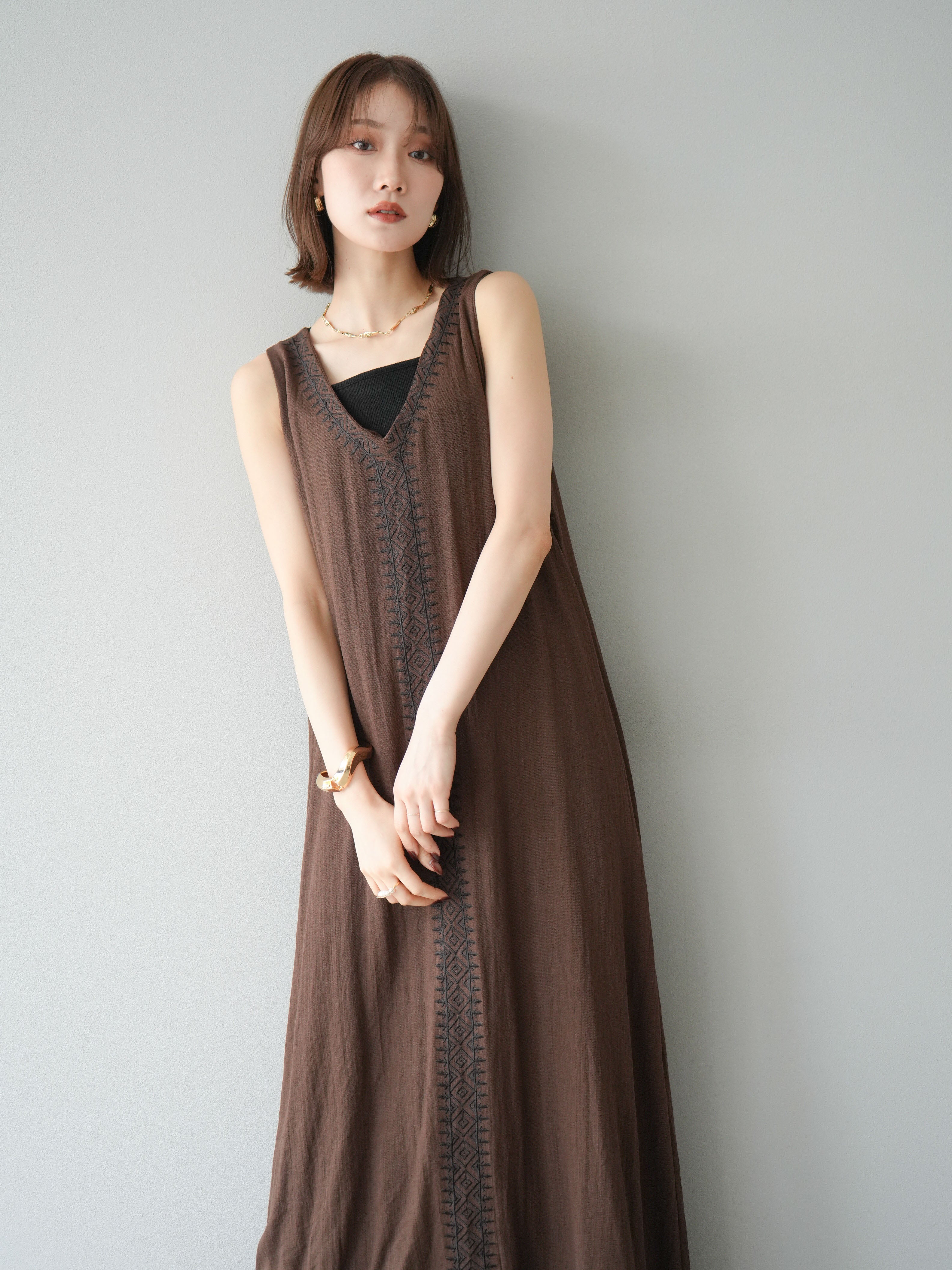 予約]刺繍Vネックワンピース/ブラウン – Lumier