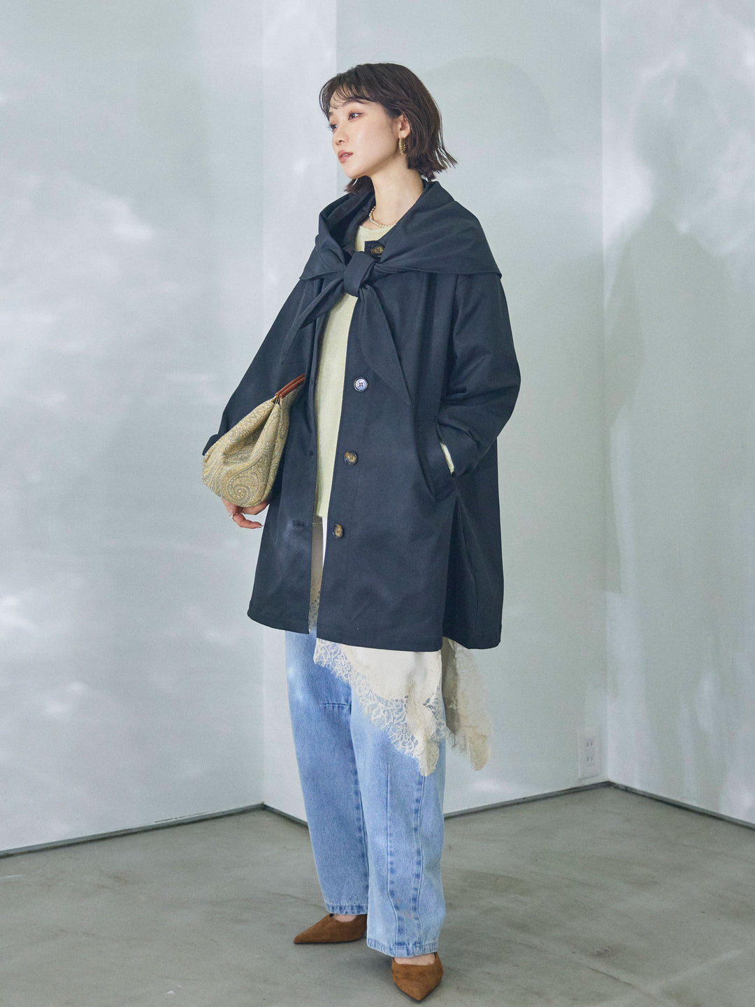 【Allure】[SET]スカーフ付ステンカラーミディアムコート+モヘアタッチ透かし編みボートネックニットプルオーバー+アシメカーブデニムパンツ+アシンメトリーサテンレースキャミソール(4set))