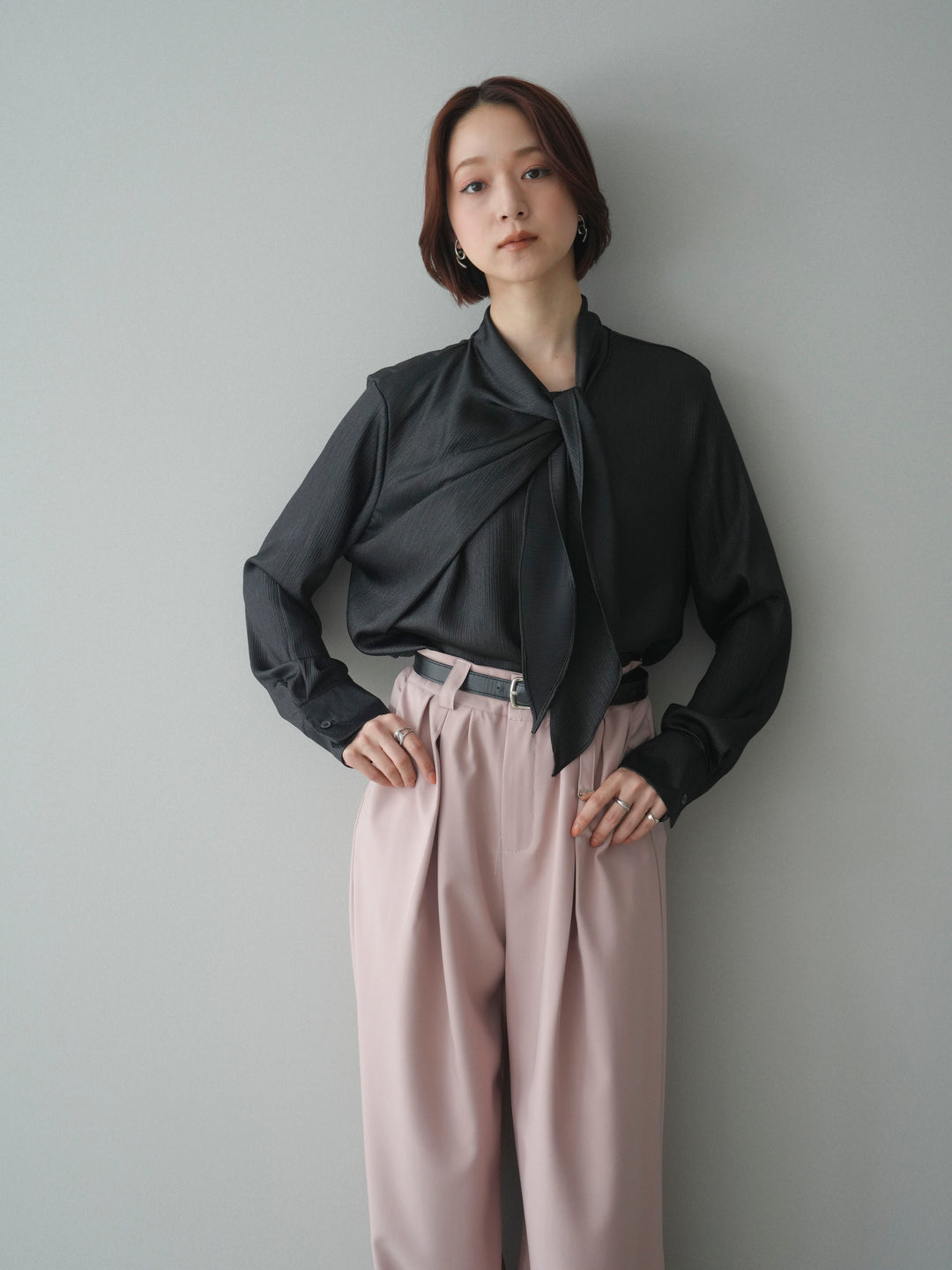 [SET]楊柳シャイニータイブラウス+ベルト付キーホルダーモチーフワイドパンツ(2set)