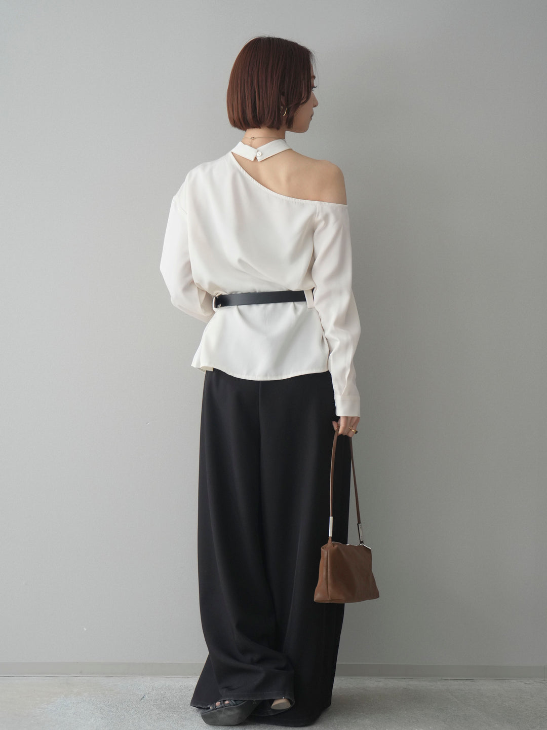 [SET]ベルト付ワンショルダースリットブラウス+編み込みベルト付タックワイドパンツ(2set)