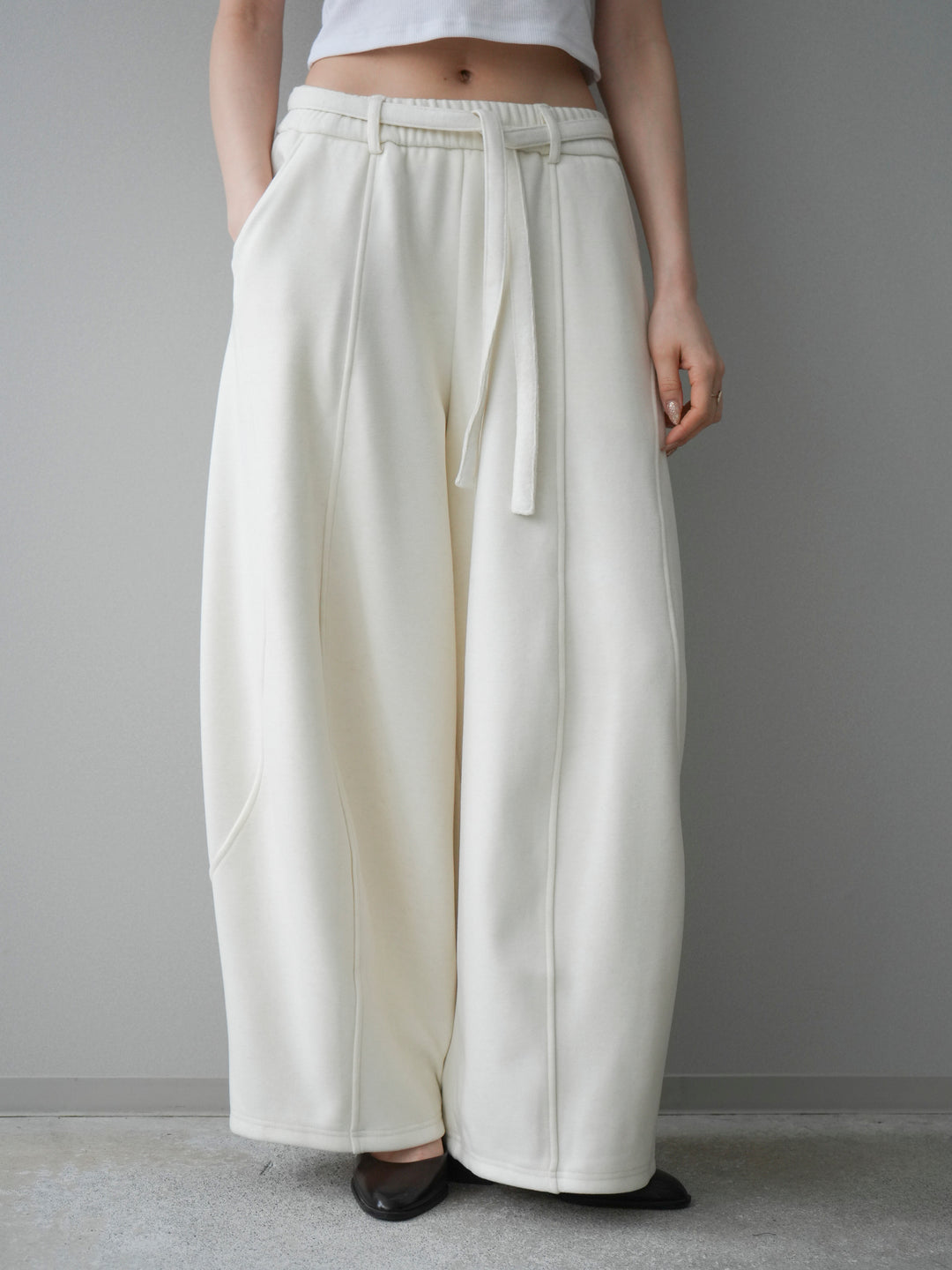 [予約]ウエストベルトカーブラインスエットパンツ/offwhite