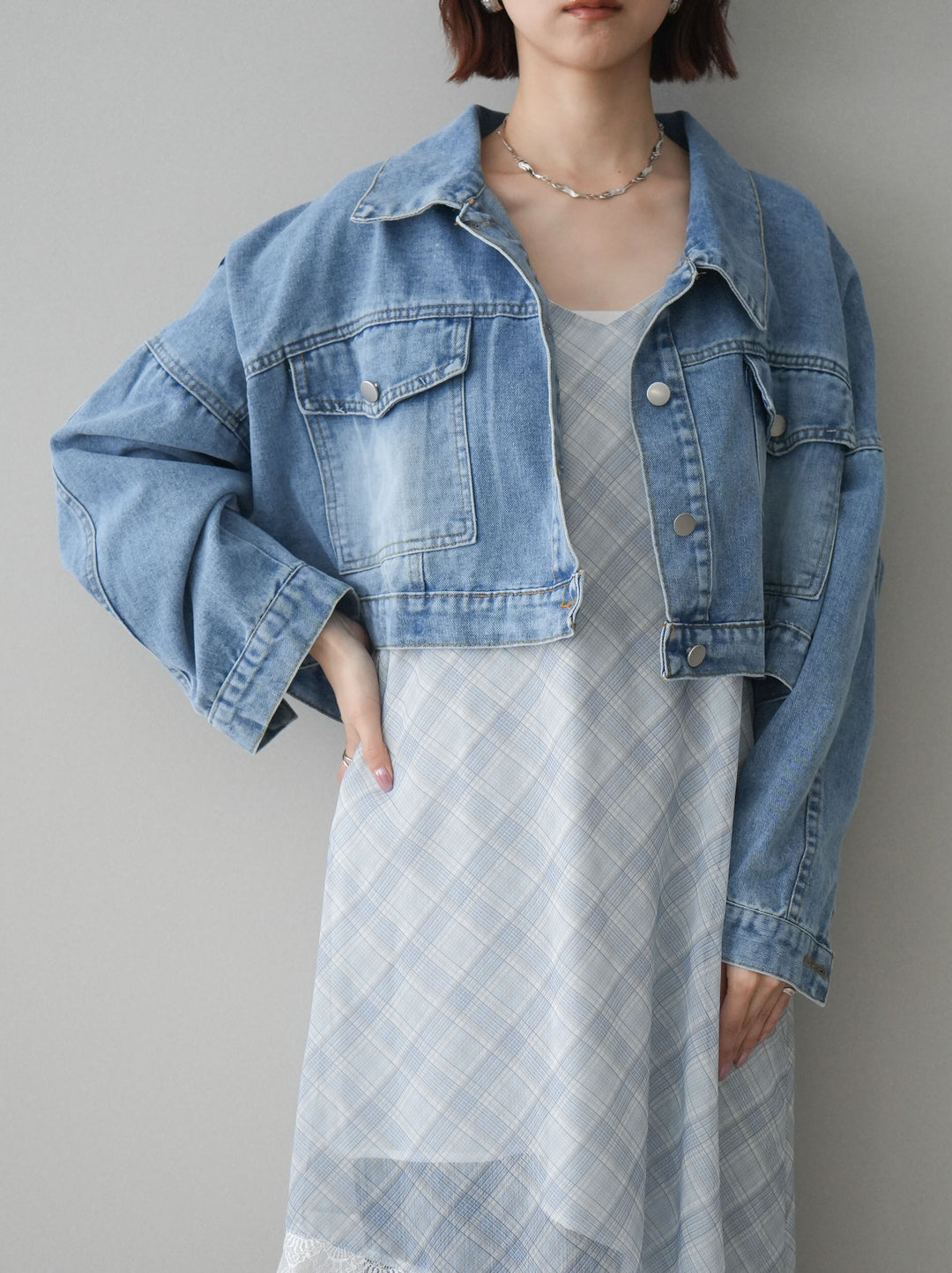 【套裝】牛仔短版襯衫外套+不對稱格紋蕾絲吊帶背心+流蘇半喇叭牛仔褲（三件套）