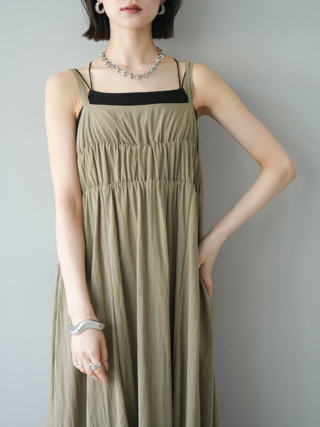 [SET]レーヨンシャーリングキャミワンピース+カップ付きバッククロスキャミソール(2set)