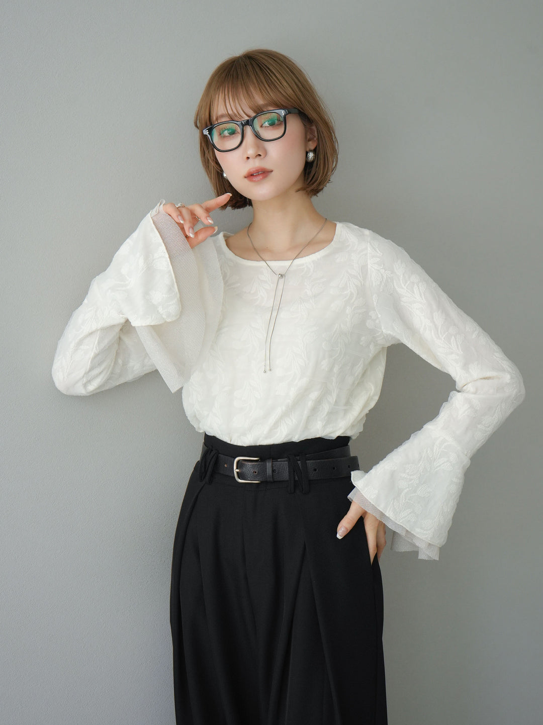 【預購】雙層紗布袖喇叭疊層提花上衣/象牙白
