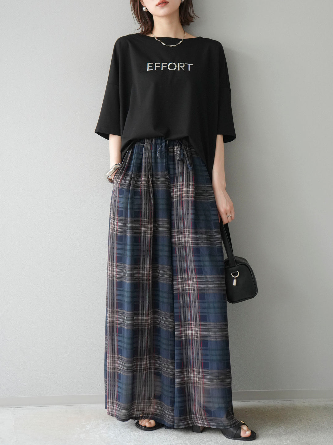 [套裝] 不同材質金屬標誌刺繡 x 印花T卹 + 透視格紋寬鬆褲（2 件套）