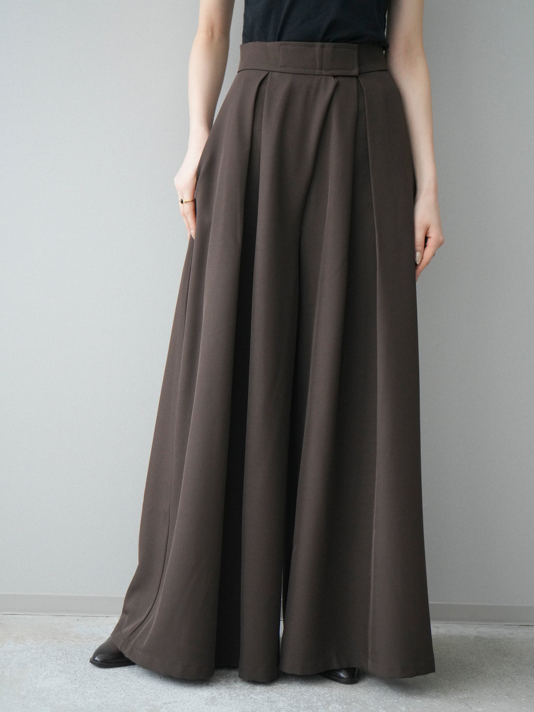 [予約]テープベルトタックバギーパンツ/brown