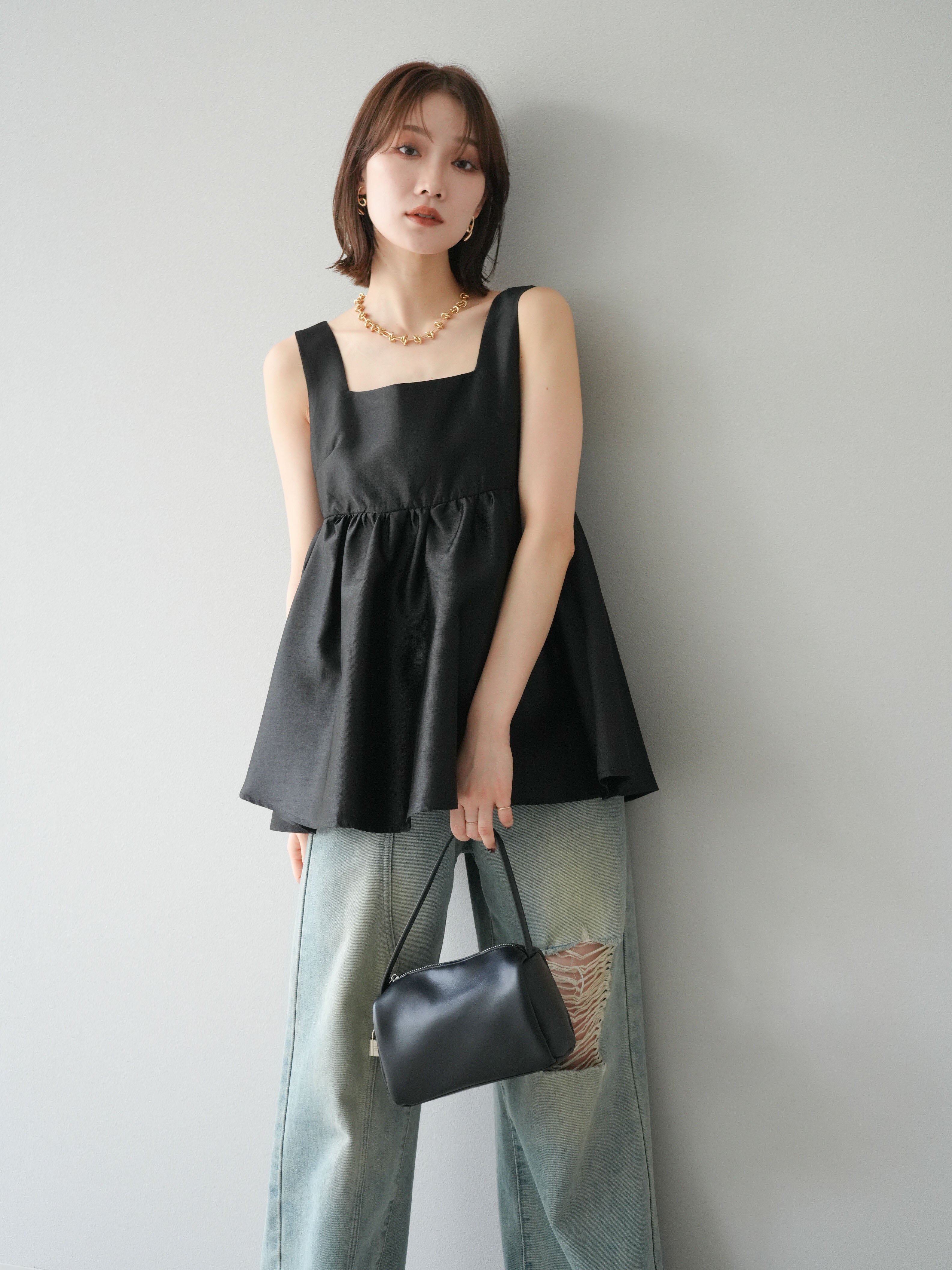 予約]サテンフレアノースリーブトップス/ブラック – Lumier