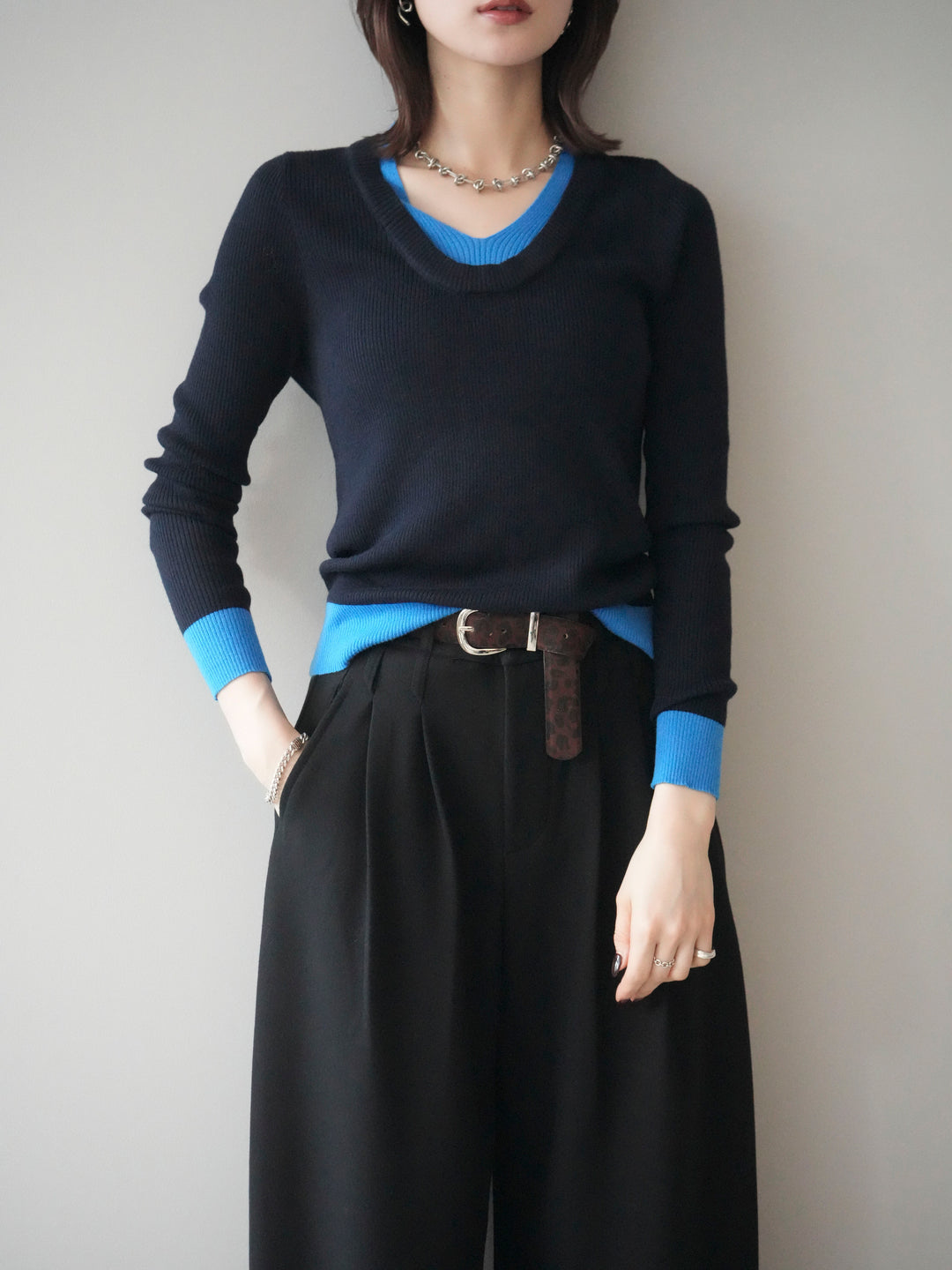 [SET]Uネック配色レイヤードリブニットトップス+アニマル柄ベルト付きウールタッチワイドパンツ(2set)