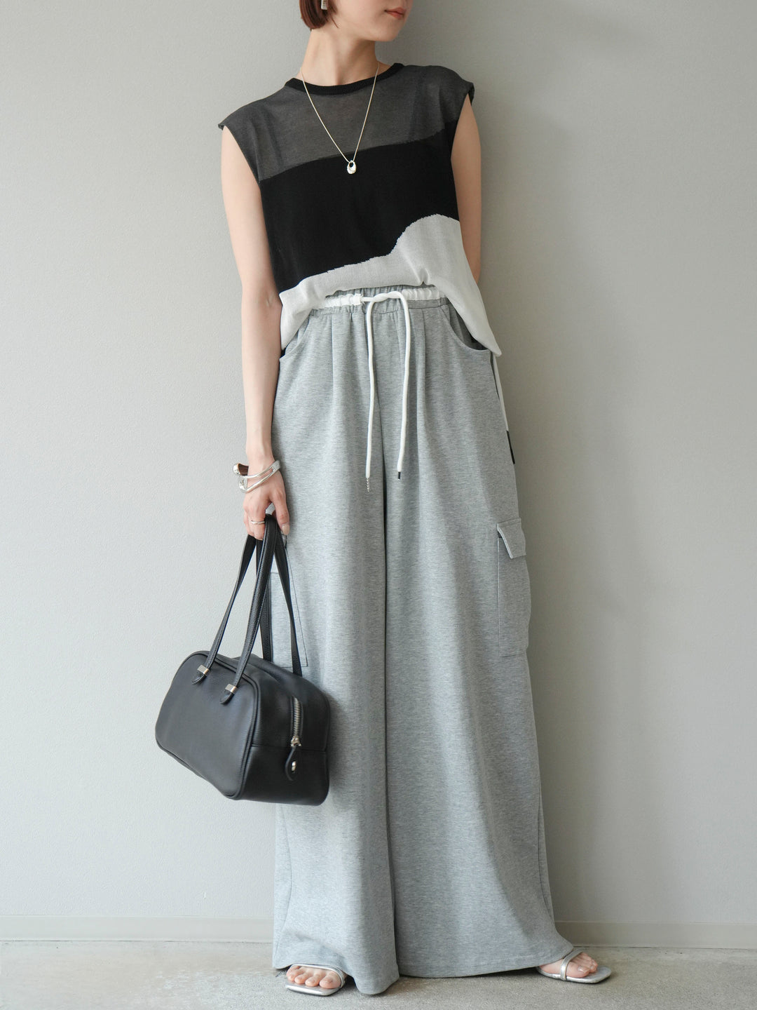 [SET]バイカラーシアーニットノースリーブ+ウエストラインサイドポケットスウェットパンツ(2set)