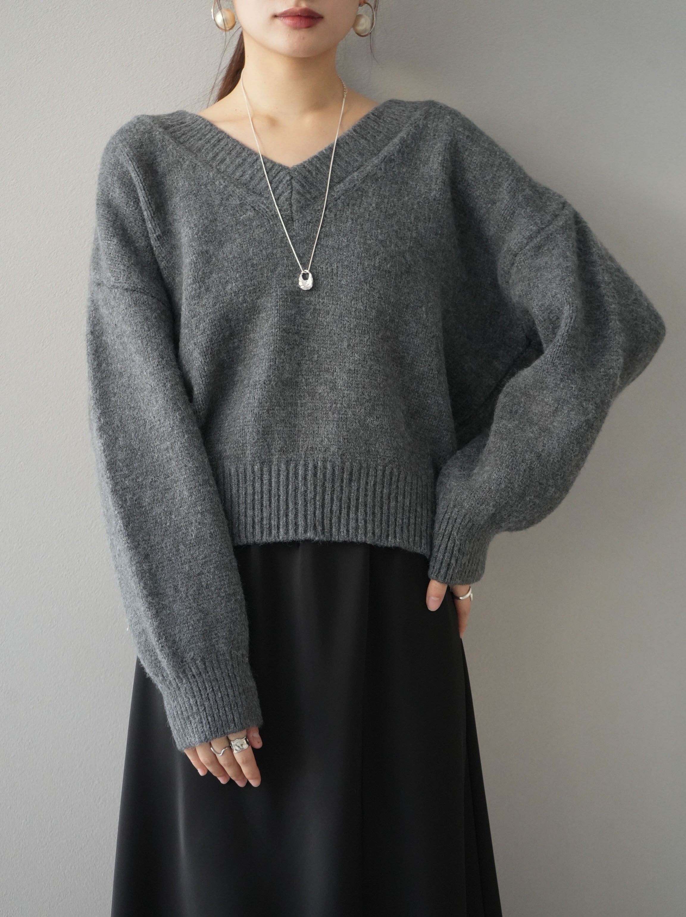 予約]Vネックショートニットプルオーバー/チャコール – Lumier
